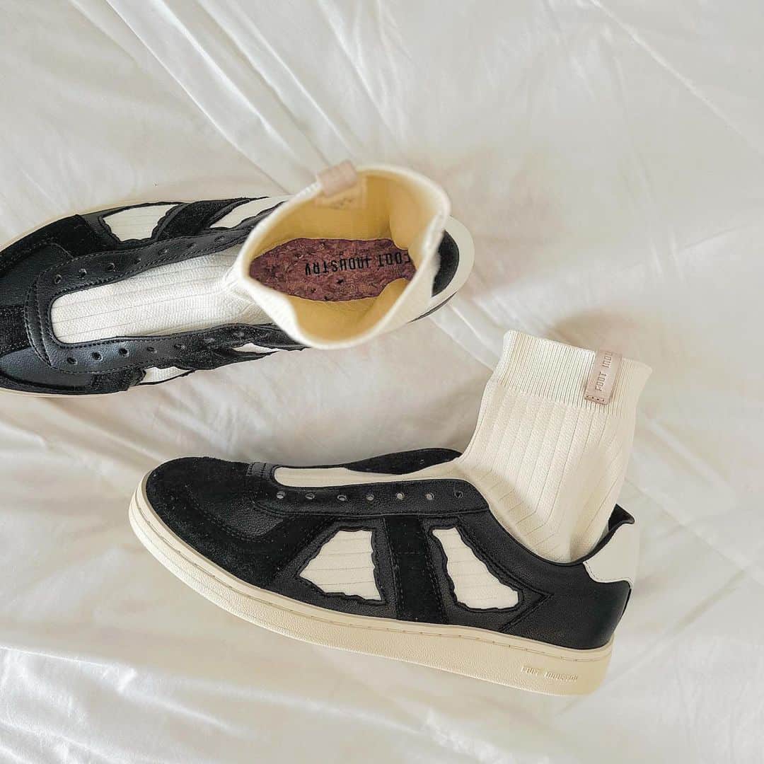のインスタグラム：「もうすぐ誕生日の旦那さんに プレゼントしたFOOT INDUSTRYのスニーカー👟 @foot_industry   シューレースがなく ソックスと一体化しているおしゃれ靴🫶🏻  #PR #foodindustry」