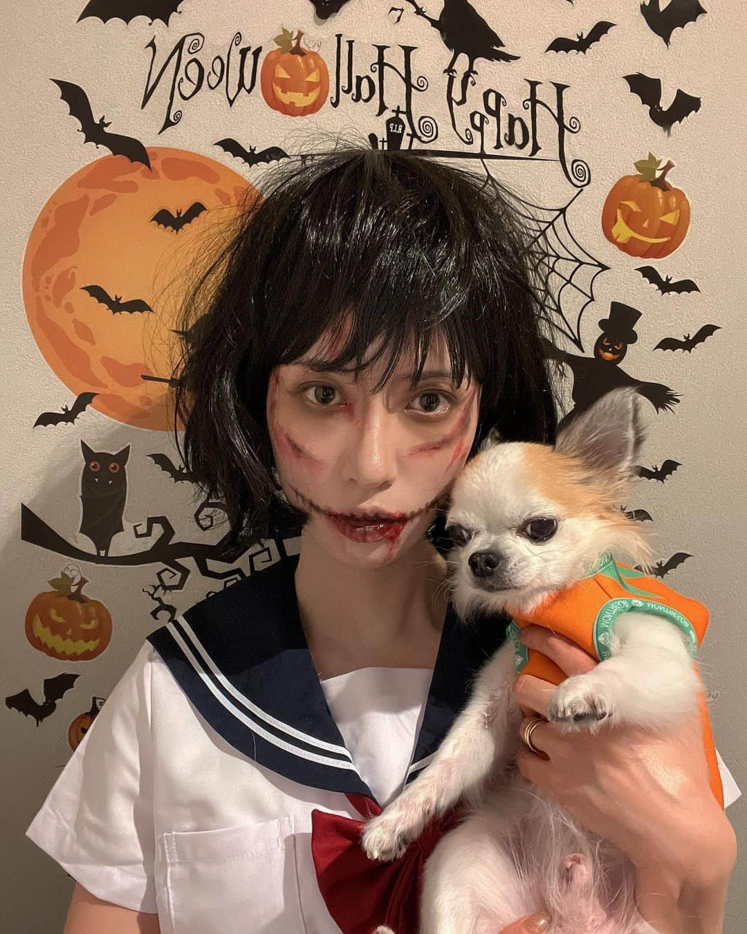 柳めぐみのインスタグラム：「. . 今年のHalloweenはゾンビ女子高生やりました🧟‍♀️🎃👻🦇  ウォールステッカーが可愛すぎて貼るの楽しかったぁ🥳  チョロちゃんのハロウィンのお洋服は　@montresor_officialshop さんの👻 後ろがジャックオランタンになってて可愛いの🎃🎃🎃  #ハロウィン #halloween  #2023ハロウィン #ゾンビ女子高生」