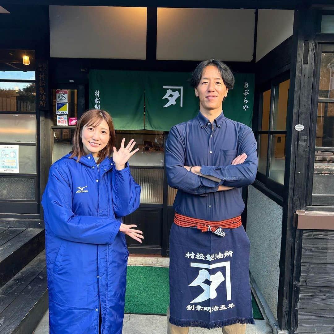 山﨑加奈さんのインスタグラム写真 - (山﨑加奈Instagram)「・ 今日のTHE TIME,中継は、 県内唯一のごま油メーカー、#村松製油所 で工場見学をさせていただきました🙌🏻 ごま油がどうやって作られているのかって、意外と知らないですよね？🥹 戦後まもない70年以上前から同じ機械を使っていて、変わらない製法で作られているので驚きです😳  そんなごま油の原料であるごまは、99%が海外産のもの！ ということでこちらでは、とっても貴重な"国産のごま"を栽培してごま油を作る挑戦をしています💫  その場で搾り出した国内産ごま油をお豆腐にかけたものや、贅沢にごま油だけを使った天ぷらも美味しくいただきました💖 油一つでこんなにも旨味が変わるとは✨ 皆さんも村松製油所のごま油、ぜひチェックしてみてくださいね☺️🫶 ・ #thetime_tbs  #浜松グルメ #浜松観光  #ごま油 #カネタのごま油  #おいしい秋見つけた  #アナウンサー #山﨑加奈」10月31日 23時07分 - kana_yamazaki_sbs