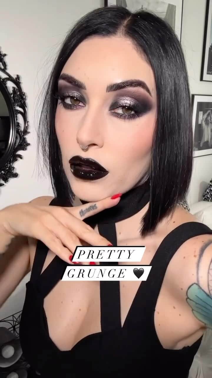 Huda Kattanのインスタグラム：「@cherylpandemonium cranks up grunge vibes with this sultry smokey look, ideal for a night out or any time you want to “Rise Up” & be bold🖤   The essentials:   ✨Pretty Grunge Eyeshadow Palette in shades Grunge, Renegade, Nirvana, Haphazard & Rebelle ✨1 Coat Wow Mascara ✨Creamy Khol in Very Vanta ✨Blush Gloss ✨Lip Contour 2.0 in shade Nocturnal ✨Liquid Matte Lipstick in shade Ex-Wife ✨Silk Balm in shade Goth Gloss  🌍  𝗔𝗩𝗔𝗜𝗟𝗔𝗕𝗟𝗘 𝗚𝗟𝗢𝗕𝗔𝗟𝗟𝗬 𝗡𝗢𝗩 𝟭 🌎 #PrettyGrunge」