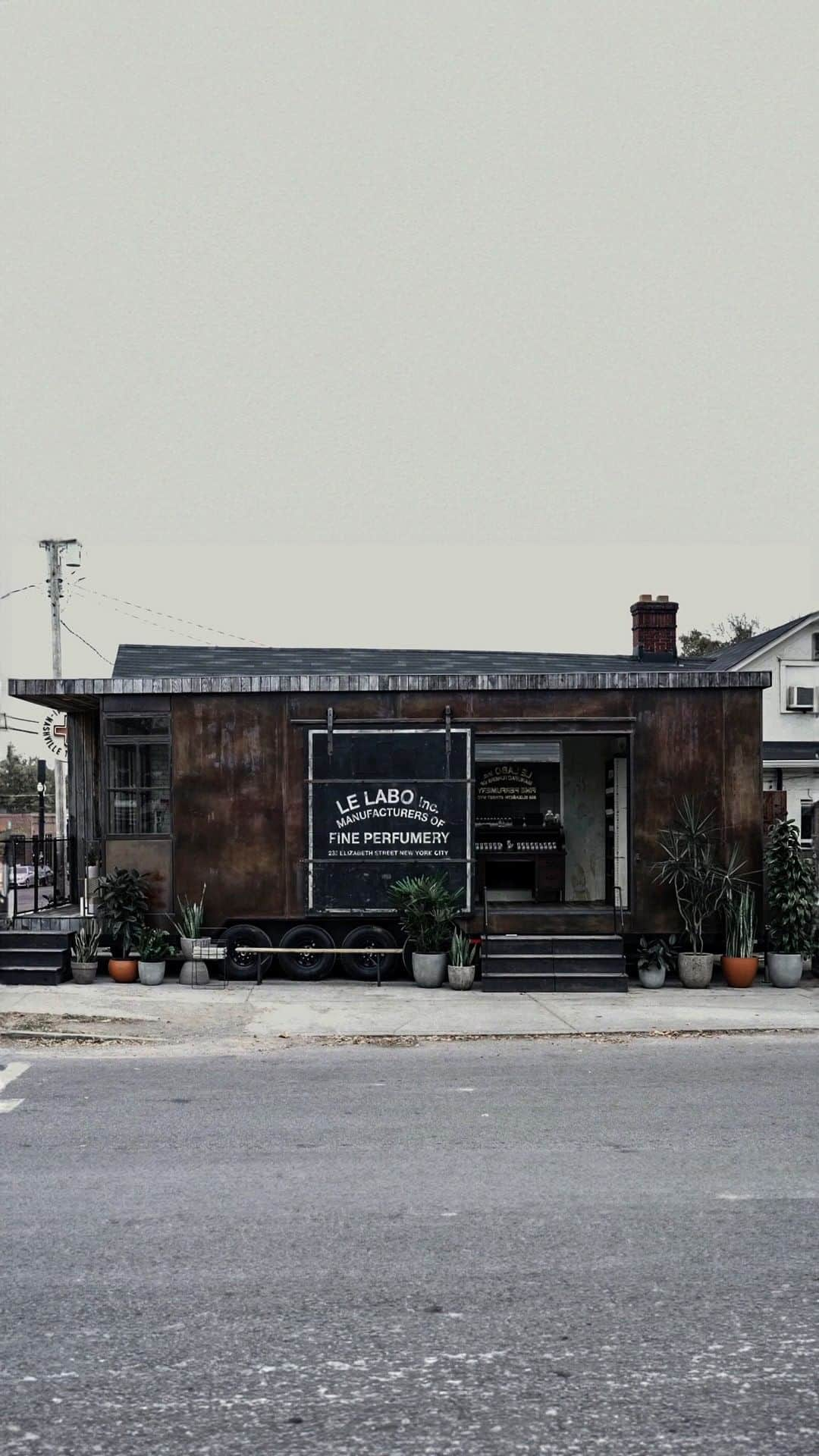 ルラボのインスタグラム：「Le Labo On Wheels returns to Nashville... Visit us @imogeneandwillie, Oct 26 - Nov 19. #becausetwovisitswerenotenough #lelaboonwheels #nashville #icecreamtruckforthesenses」