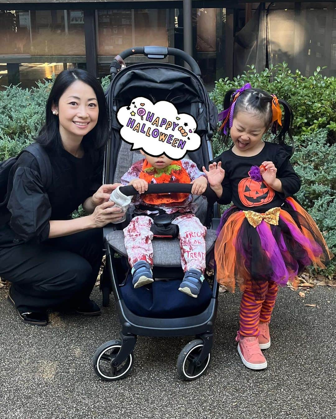 肘井美佳さんのインスタグラム写真 - (肘井美佳Instagram)「Our Halloween. Boo!  ハロウィンが無事に終わりました。 オネーさんとオトートさんをどうするかで毎年悩むんだろうな。たのしいね。  娘の表情に自分の血を感じる… （ソフトなものを選びました）  #halloween #jackolantern #zombie  #ハロウィン #カボチャガール #ゾンビ #私は黒子に徹してます #いつか統一感のある仮装をば」10月31日 23時08分 - mikahijii