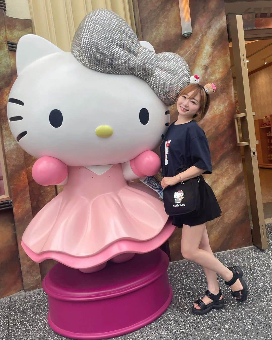 Roseのインスタグラム：「🩷🩶🤍💛🎃💛🤍🩶🩷  🎀 Happy Hello Kitty 🎀 USS 🦁🌏  #ユニバーサルスタジオシンガポール  #ハローキティ #キティコスプレ  #uss #universalstudiosingapore  #hellokitty #ユニバ #ユニバコーデ  #ハロウィン #halloween」
