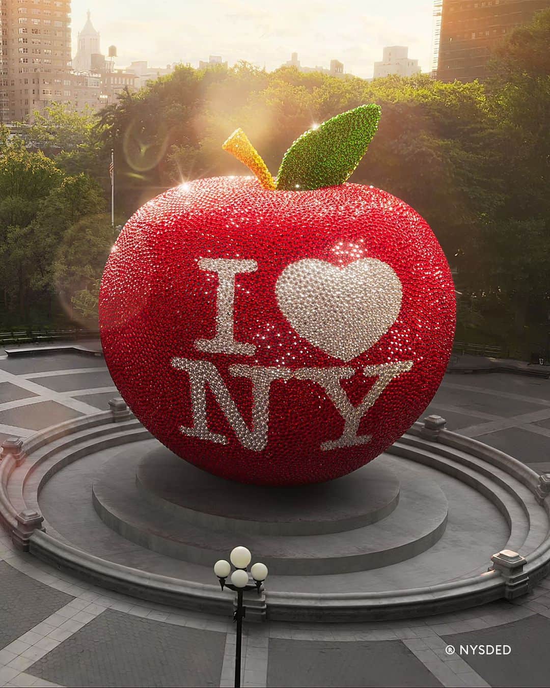 SWAROVSKIのインスタグラム：「Discover our big love for The Big Apple at Swarovski on Fifth. Take a bite in November.  #Swarovski #SwarovskiFifthAvenue」