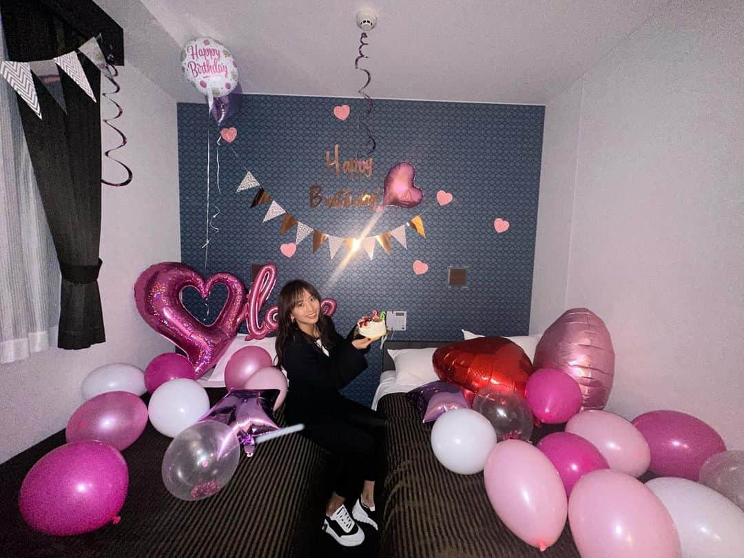 江口紗代のインスタグラム：「.  ２６歳になりました🎂  大好きな皆さんにお祝いしていただき 本当に嬉しくて幸せです…💞  いつも応援ありがとうございます！！🔥 26歳も、頑張ります🥳」