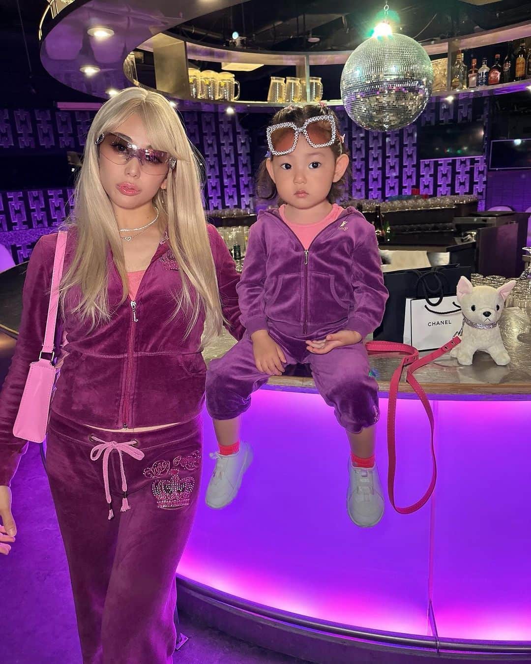 出浦寛子（HIROKO）さんのインスタグラム写真 - (出浦寛子（HIROKO）Instagram)「Happy Halloween‪💜🩷‪🧡‬‪ ⁡ かりんとおそろいの @juicycouture ✨️ あの頃の @parishilton になりたくて😍︎🫶🏻  🪩@kitsune_shibuya  ⁡ #🎃 #halloween #ハロウィン #y2k」10月31日 23時21分 - detsuko