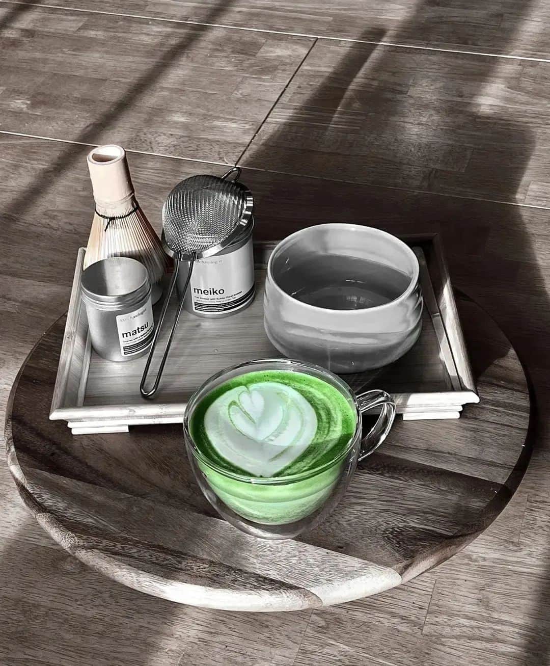 Matchæologist®のインスタグラム：「🍂 Autumn leaves and #Matcha #Latte please! 🍵 Thanks to @matcha_ou_cafe for sharing with us this picture-perfect #MatchaRitual moment 🍵 featuring our 🍃 Matsu™ and 🌿 Meiko™ Ceremonial Matcha. . Did you know – caffeine in matcha works differently than that in coffee in two ways? 🍵 Firstly, it is released into the body much more slowly and, secondly, it works synergistically with L-theanine, a unique amino acid of green tea. This makes matcha one of the rarest drinks on the planet that acts simultaneously as both a stimulant and a relaxant 😱! . Share the benefits of an enriching and unique #MatchaRitual experience with us today! . 👉 Click the link in our bio @Matchaeologist . Matchæologist® #Matchaeologist Matchaeologist.com」