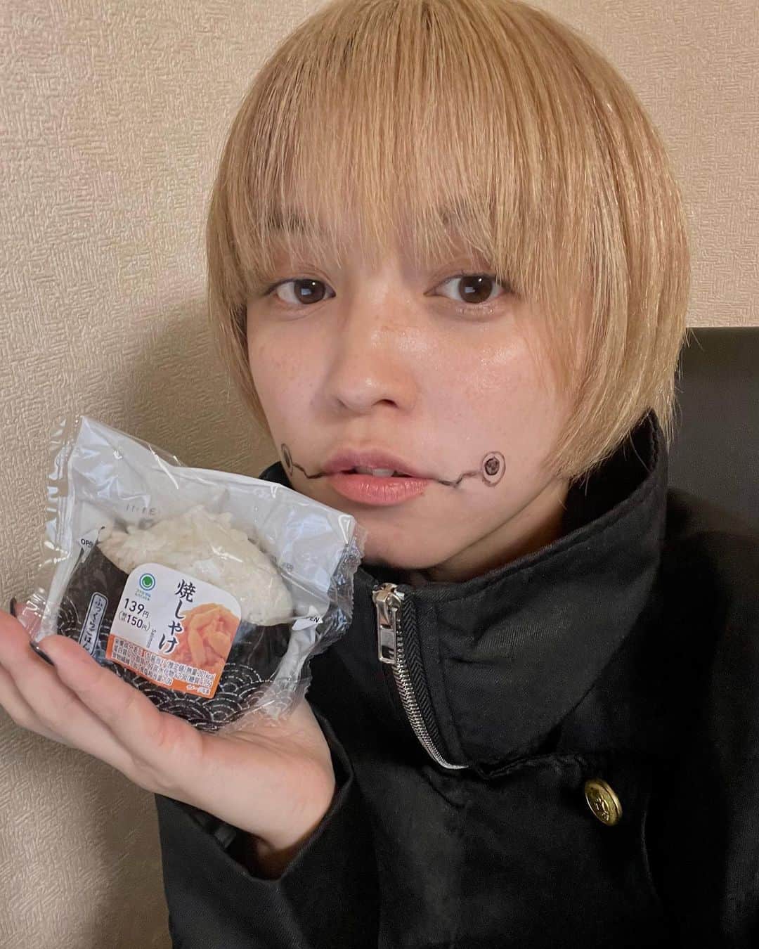 大塚りりあのインスタグラム：「なんだか家に 呪術廻戦  狗巻棘の衣装があったので お粗末コスプレ🍙  .  #お粗末コスプレ #コスプレ #狗巻棘コスプレ  #呪術廻戦コスプレ  #着ただけコスプレ」