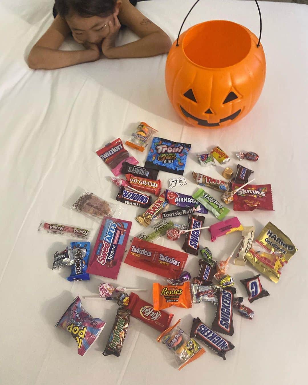 山口愛実のインスタグラム：「trick or treat🍬 コンテスト以外にもロイヤルハワイアンセンター内の店舗でバルーンがあるお店に子供達が仮装していくとお菓子を貰えるイベントでした  最初は恥ずかしがって私に手を引かれていた娘も途中からバルーンを発見したら一人でtrick or treat！といってお店へ　すれ違う子供達もみんな仮装していてもうめちゃくちゃ可愛かった！子供達だけじゃなくてパパママも結構気合い入っててハロウィンを家族みんなで楽しんでるのが伝わってきた😆  ホテルに戻って見たらお菓子がいっぱい🍭 『ハワイ最高だね‼️』と娘は喜んでました✨✨」