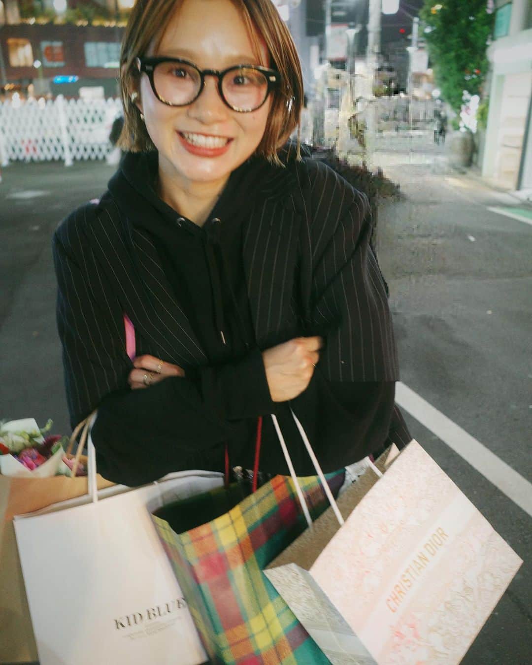 のインスタグラム：「_ 日本でのお仕事、一旦無事に終えました！ GARDEN、KILLA、フリーランスと この13年間沢山の方々にご指導頂き ここまで成長出来きました！ ご指導して下さった先輩方、同期のみんな 後輩の皆さん、サロンモデルの皆さん、美容関係の皆様、 心からありがとうございます🥹！  これだけ沢山居る美容師の中から 私を選んでくださった大好きなお客様！  ご来店いただけるだけでも嬉しいのに お手紙、プレゼント、お花、お菓子など、、、 沢山の頂き物も本当にありがとうございます！ また、貴重なお時間の中わざわざサロンまで 会いに来てくださったお客様、、、🥹🥲  みなさんの言葉や気持ち一つ一つが とても温かい気持ちになりました🥹 その反面、みなさんと離れる寂しさで 心が張り裂ける毎日でした😭😭😭  みなさんへの気持ちは語っても 語りきれません🥺！！  でも、みなさんには、私がどれだけ みんなさんを大切に思っているか 伝ってる自信があります！！！！  最後にお会いできなかったお客様も また、日本で美容師をする時に お会いできるのを楽しみにしてます💖  13年前、毎日泣いて辞めたいと言っていた 自分を殴り飛ばしてやりたいですw 13年後、沢山のお客様とスタッフに恵まれて 美容師を楽しんでるよと予言してやりたいですw  美容師って最高だ！美容師になって良かった！と 思わせてくれてありがとうございます！！  次は、ハワイで美容師楽しんできます🤣！  本当に感謝の気持ちでいっぱいです！ 心からありがとうございます❤️  #だたの爆買いした人みたいな写真になってる」