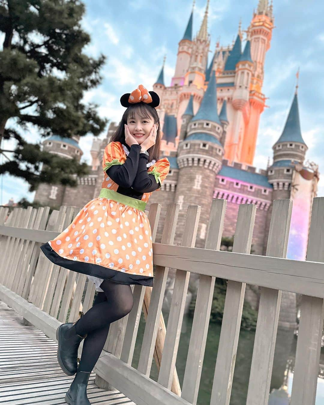 下垣真香さんのインスタグラム写真 - (下垣真香Instagram)「𓂃 パンプキンミニー🎃🧡 ⁡ ⁡ @chapon_930 @tokyodisneyresort_official  #ディズニー #ディズニーランド #東京ディズニーリゾート #ハロウィン #Dハロ #ミニー #パンプキン #仮装 #親友 #disney #disneyland #tokyodisneyresort #halloween #disneyhalloween #minnie #pumpkin #bestfriend」10月31日 23時19分 - madoka_shimogaki