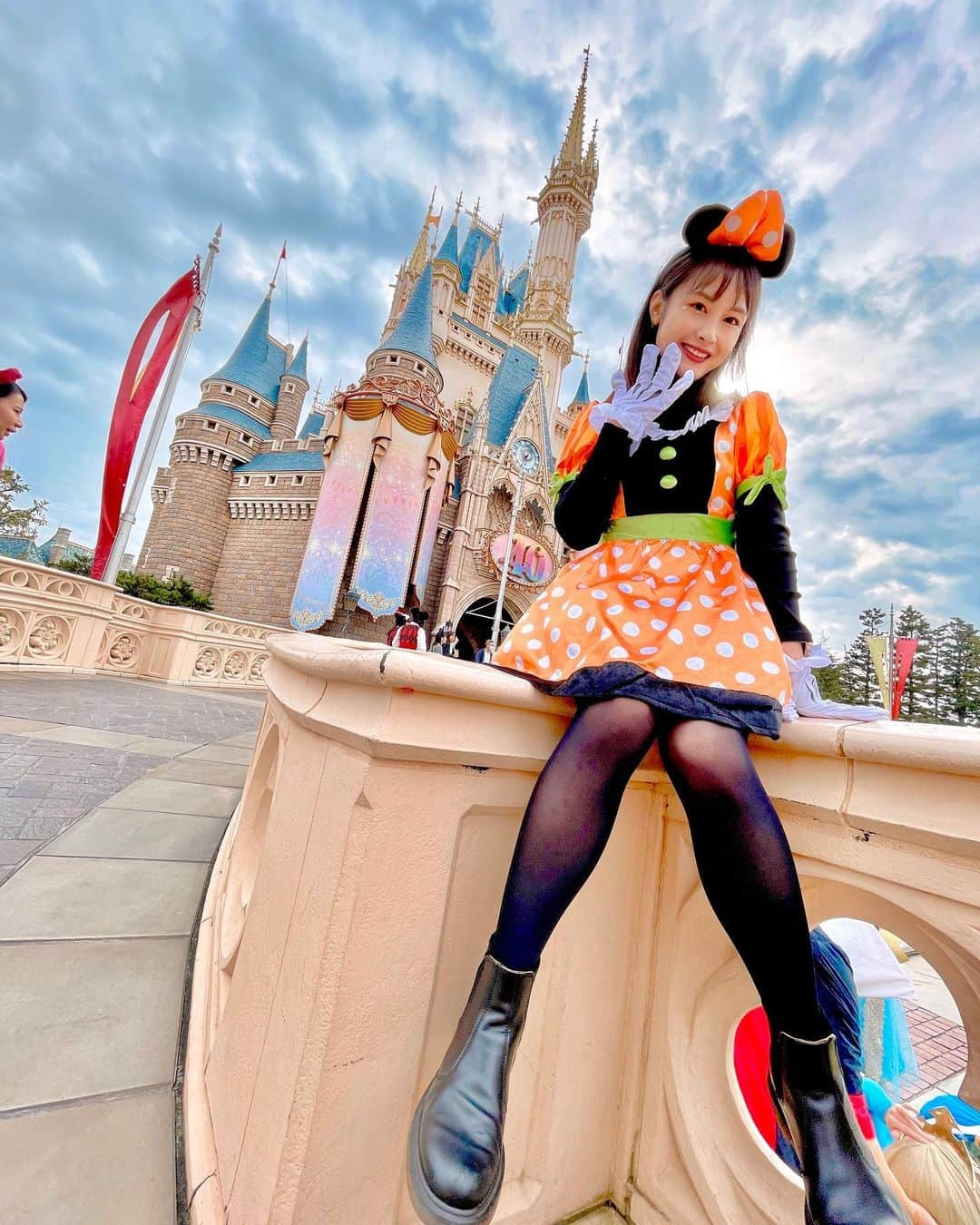 下垣真香さんのインスタグラム写真 - (下垣真香Instagram)「𓂃 パンプキンミニー🎃🧡 ⁡ ⁡ @chapon_930 @tokyodisneyresort_official  #ディズニー #ディズニーランド #東京ディズニーリゾート #ハロウィン #Dハロ #ミニー #パンプキン #仮装 #親友 #disney #disneyland #tokyodisneyresort #halloween #disneyhalloween #minnie #pumpkin #bestfriend」10月31日 23時19分 - madoka_shimogaki