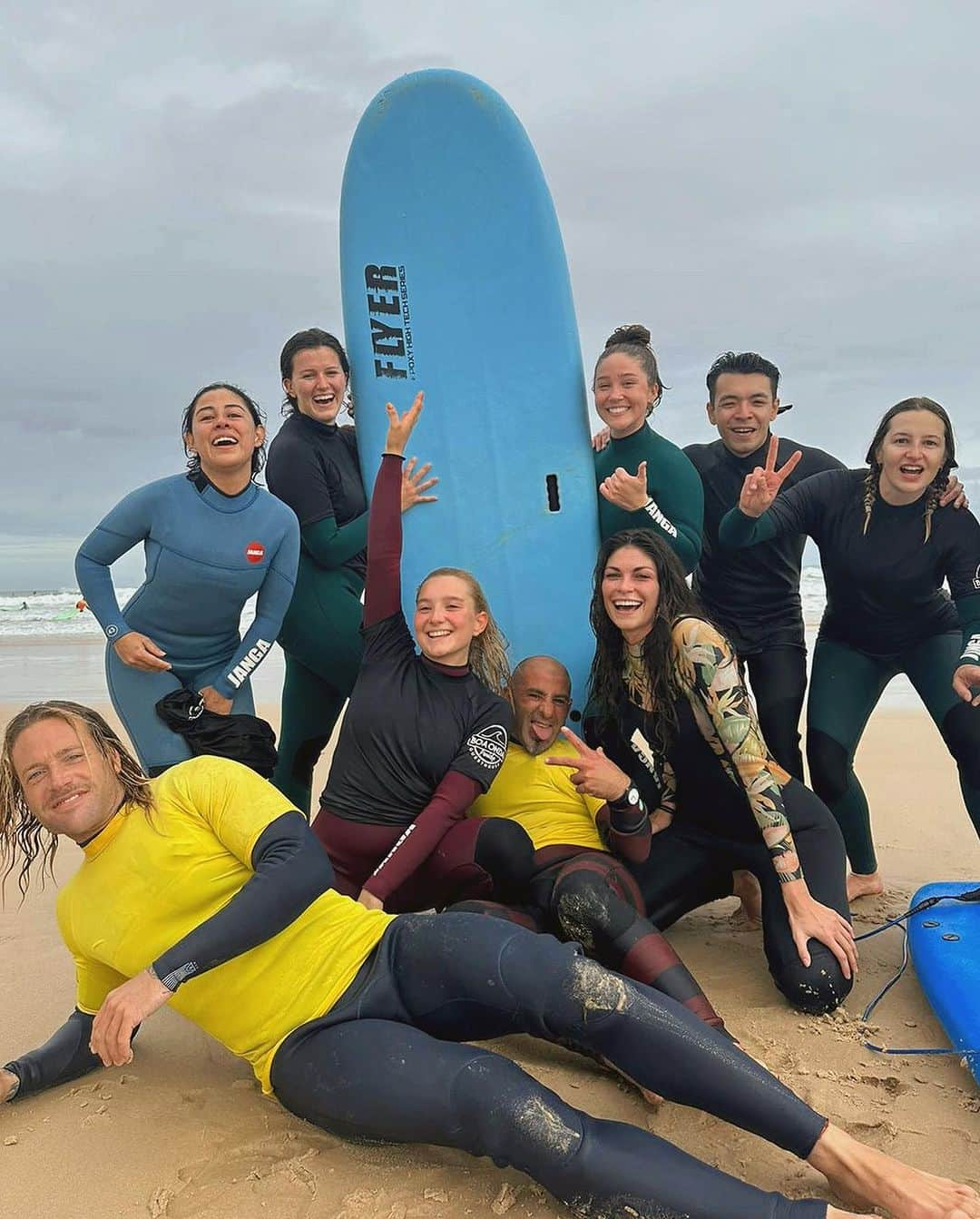 リンダ・モルセッリさんのインスタグラム写真 - (リンダ・モルセッリInstagram)「Il Portogallo é sempre una grande idea. 🌪️🌊🏄‍♀️  Love my fam in Peniche 🫶✨ 📍 @boaonda_guesthouse_peniche」10月31日 23時21分 - lalindaa