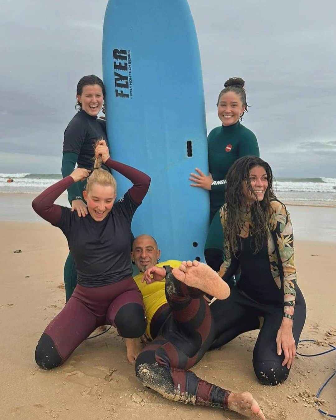 リンダ・モルセッリさんのインスタグラム写真 - (リンダ・モルセッリInstagram)「Il Portogallo é sempre una grande idea. 🌪️🌊🏄‍♀️  Love my fam in Peniche 🫶✨ 📍 @boaonda_guesthouse_peniche」10月31日 23時21分 - lalindaa