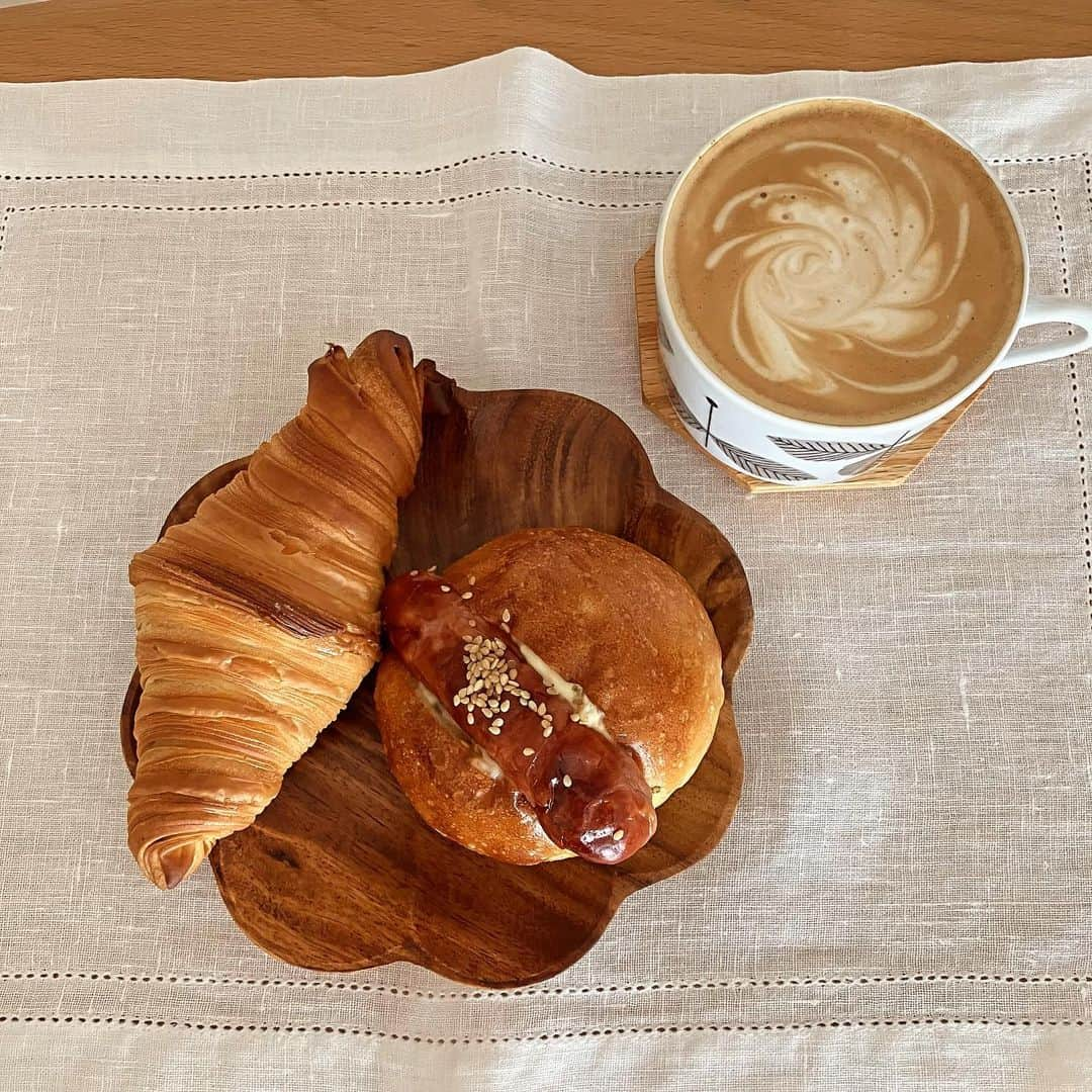 makiのインスタグラム：「🥐　🥯　🌭　🍎　☕️  #おうちカフェ  です☕️ #わたしのじかん #カフェタイム #ティータイム  #涼太郎さん　は……  ご近所のパンやさんです 歩いて、てくてく🚶 近いけど、近くない微妙な距離💦  体調と気候のいいときに お散歩しながら パンを買いに行きます♩  私がいちばん美味しいと思う パンを作ってくださる パン屋さんです♡  涼太郎さんは Instagramの情報を つなぎ合わせると、  美味しいパンを作って、 美味しいパンをお客さんに 食べてもらいたい そんな思いで 日々 美味しくて安心な食材を探したり、 異なる発酵菌とか 材料の配合の研究をされたりして 真摯にパンと向き合って ただひたすら美味しいパンを つくることに 挑戦されてらっしゃいます  そんな方の作り出すパンですから、 やっぱり、特別な味がします  噛み締めると、 引き出されるパンの旨味がすごい！ ちょっと他では味わえない パンなのです  って、私が力説するのもなんですが😇 とにかく、 食べるとよくわかるのですょ〜🌟  そして、 ちょっと味の変化があると、 あ、また美味しいパンの 研究がすすんだのだなぁと 味わいながら 感心している私です  おいしすぎるから 色々とパンの定義とか言ってくる 人とかいるみたいですが  それって凄く美味しいから 羨ましくて 言ってしまうのではないかなぁ  だって、おいしくなかったら なにも言わないもの…   それだけ注目を集められてる ってことですよね✨  あまりにも好きなパンなので ただの客のわたし なんでか語ってます〜😗  ずっと 店内写真撮影禁止でした お客さんどうしのトラブルがもとに あったそうです 今回少しなら 撮ってもよかったので  いつも素敵だなぁと 思ってた店内を 少しだけ、お邪魔にならないように パパっと撮らせていただきましたょ😊  お店手前にパンがズラリと並んでます 🥯🥐🍞🥖🌭  奥に見える空間は どうやら工房みたいですね なんだかとっても素敵な空間が 広がっていて あそこでパンをつくったり、 考案されてるのかなぁと 想像してしまいます💭  長くなりました💦  おうちカフェで、食べたパンは  #ホットドッグ ソーセージがジューシーで パンに甘い生姜🫚？が 挟んであるのが美味しいです😋  #クロワッサンアンティーク 　🥐と言えば、 　ふつうバター🧈が 　たっぷり練りんであると思いますが 　こちらは極力入ってないです 　バターの旨味よりバン生地の 　美味しさが感じられて、 　細かいクロワッサンの層のパリパリ 　が美味しい😋 　クロワッサンの層がすごいです♡ 　 つぎのパンは #紅玉の丸ごとりんご🍎  秋田のご実家から 送られてきたりんご🍎を 丸ごと入れてパン生地で包んで　 じっくりと 焼いてあるそうです なかには、カスタードクリームが 詰め込まれてます これ、美味しかったです〜🥰 　 あとひとつは、 #ベリーとクリームチーズのパン   こちらもよく食べてます ベリー🫐類とチーズ🧀 少し酸味のあるパンが美味しいです  他にも色々買って食べました😋  今回持ち帰った 定番の #みずほ食パン 🍞 大好きなのですが 研究がまた、進んだみたいで 美味しいのですが 私の好みとしては、 少し前のほうが好きでした〜  今度、お店の方に言ってもいいのかなぁ？ と考えちゅう…  ラテアートは 練習進まず あいかわらずの私のラテ☕️です 紅茶は さっぱりと爽やかで 香り豊かなニルギリティーです  ちょっと前の おうちカフェでした  おうちでゆっくりは好きなじかん✨  興奮して 長々と失礼しました🙇  ハロウィン🎃とは まったく関係ない投稿でした😇  あと少しですが、 みなさんよいハロウィン🎃を 過ごされてたらいいな……  今日も ありがとうございます」