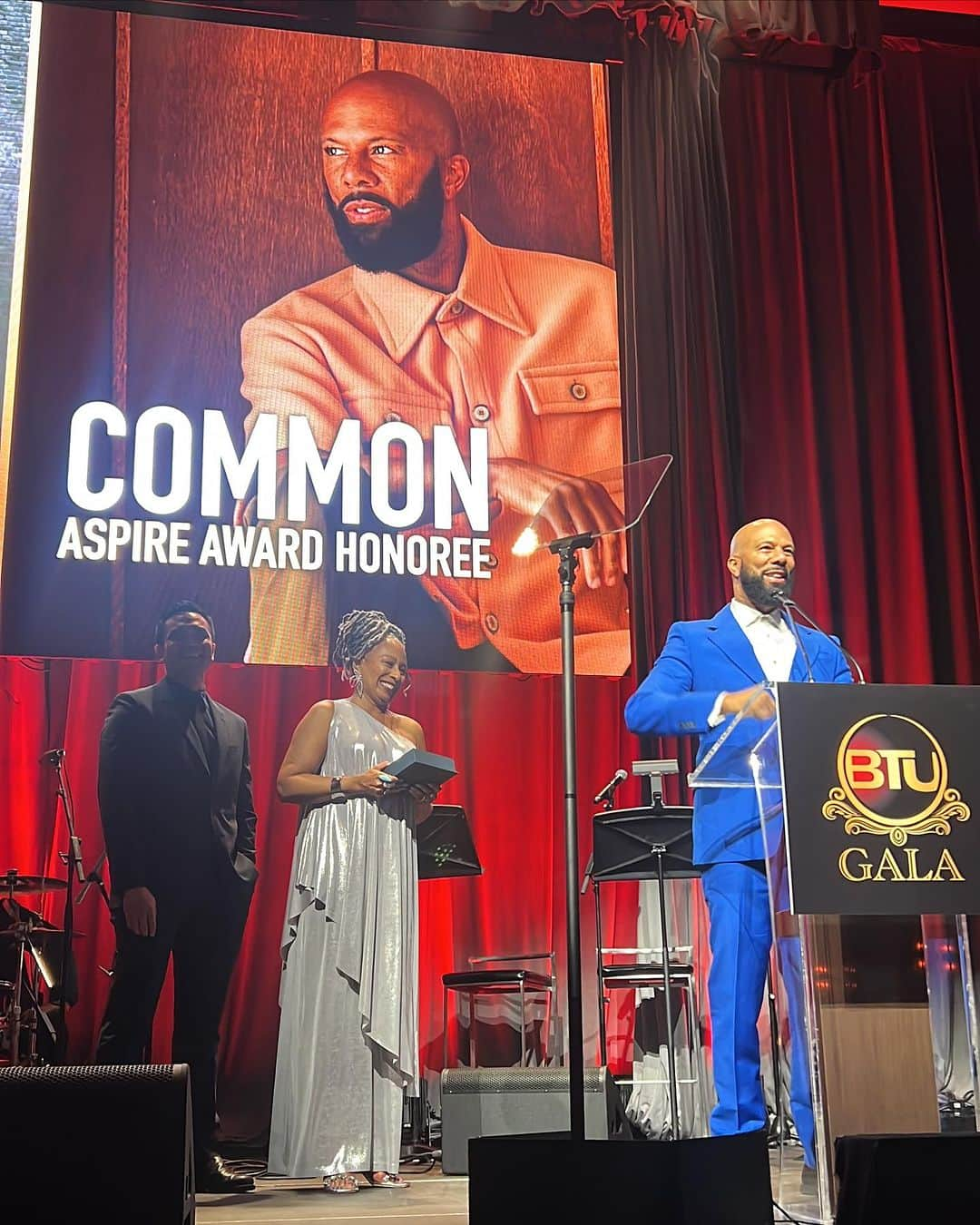 コモンさんのインスタグラム写真 - (コモンInstagram)「Last night I was really happy and grateful to have been honored with the Newcomer Award at Black Theatre United’s (BTU) @blacktheatreunited Honoree Gala.   Receiving this award is a great privilege to me as, from a young age, I have always aspired to do theatre. This year those dreams came true when I was given the opportunity to star alongside Stephen McKinley Henderson @stephenmckinleyhenderson in ‘Between Riverside and Crazy’ on Broadway.   Being honored alongside amazing individuals such as Samuel L Jackson @samuelljackson and LaTanya Richardson Jackson @ltjackson_ , Kandi Buruss @kandi , Dr Indira Etwaroo @indiraetwaroo and Dr N Anthony and Robyn Coles is so inspiring and it is a huge privilege to be witness to all the creativity and love that all the honorees and everyone at BTU inspires.   Seeing the ways that  BTU is opening doors for young aspiring black actors and creators in theatre is amazing and I’m looking forward to seeing what more I can do to bring more black and brown people to the theatre in the future.  Thank you BTU for opening those doors, we honour you!」10月31日 23時30分 - common