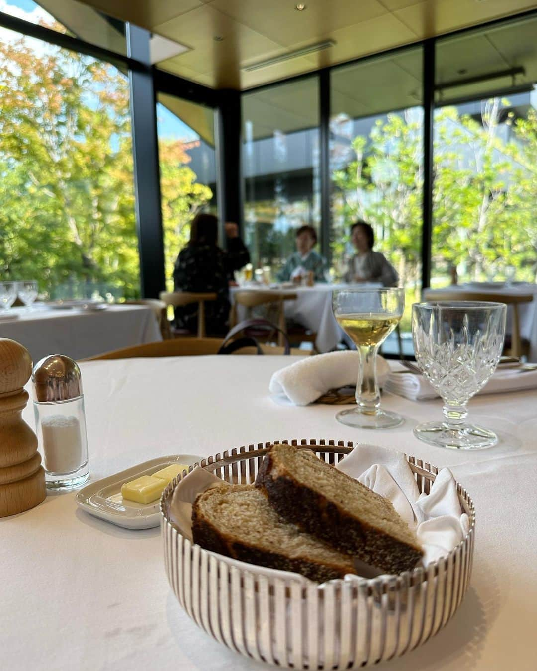 左近鈴乃さんのインスタグラム写真 - (左近鈴乃Instagram)「. @benoitkyoto_restaurant 🥂🇫🇷  なるのお誕生日ランチ。今年は京都で🍃  雰囲気がとっても素敵で、 また大阪と違ってゆっくりできた☺️♡  焼き菓子もオシャレで美味しそうだったので 手土産としていくつか購入しました🥧  #benoitkyoto #ブノワ #京都ランチ #京都グルメ」10月31日 23時24分 - suzuno_sakon