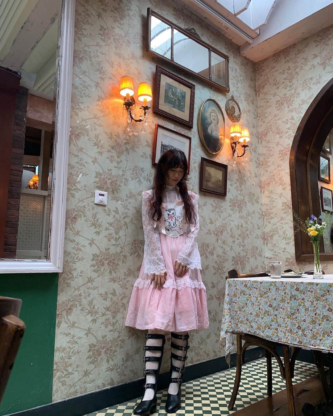 小藪奈央のインスタグラム：「. Pop upにお持ちするヴィンテージ🐈 Will be available at pop up on this Fri and Sat in Tokyo 🤍 Can be purchased after the pop up! 通販はpop up終了後より可能です。 ご希望の方はDM下さいませ。  ————info————-  Nao Koyabu  x Chinatsu Higashi  【art toast cafe & vintage shop 】 　 日時:11/3（金祝）11/4（土） 11:00-19:00  場所: ギャラリーAL（2F） @al_tokyo  東京都渋谷区恵比寿南3-7-17  ドリーミーなトーストカフェ＆ヴィンテージショップが２日間限定オープンします。 フルーツを乗せたリボンやお花のアートトースト、 #ちなトー　を実際に食べてみませんか？　サーブされるお皿はcuriosセレクトのヴィンテージ食器で。トーストでお茶をしながらヴィンテージのお洋服や食器をゆっくりご覧ください。  またnu  uniform ×Chinatsu Higashiのコラボアクササリー、シュガーを模した「SUGARLESS 」より新作のリボンアクセサリーを販売します。」