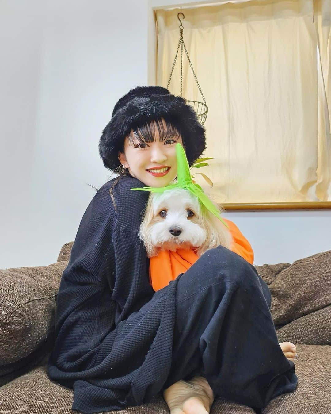 宮原幸恵のインスタグラム：「ハッピーハロウィン🐈‍⬛🎃🖤  とある撮影での オフショットだよ✌️  しょーがなく付き合ってくれてる あんちゃんの顔がたまらん。笑  ちなみに… モチモチとモフモフでお揃いの衣装を だいぶ前にネットで注文したのに まさかの届かなかったよ😇  ハロウィンの衣装が ハロウィン過ぎてから届いたとて 使い道ないのよーっ🤣！！！！  #あんカボチャ #ハロウィン」