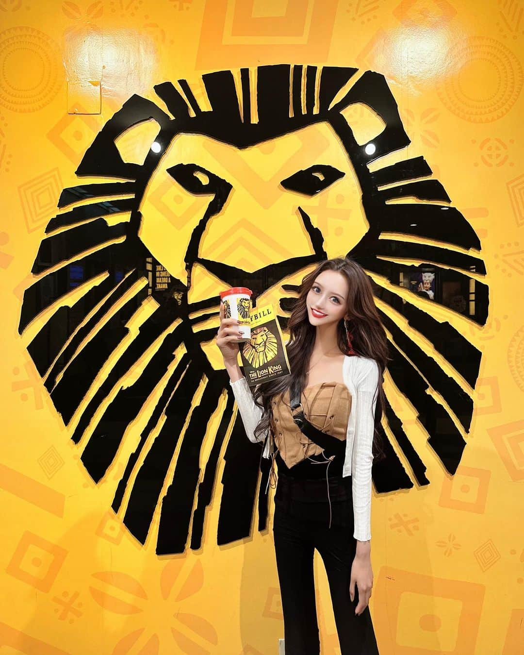 MARIさんのインスタグラム写真 - (MARIInstagram)「✨🧡lion king🦁💛✨  NY街の人優しい🗽 1人で写真撮ってたら 撮るよー！って撮ってくれたり🤳💛 話しかけてくれたり🤣笑  もちろんNYは治安の心配もあるけれど 心配ばかりしてたらなにも始まらない✨  いつも通りのgoing my way で 1人でも沢山楽しんできました🙆🏼‍♀️🫶✨haha  #newyork  #broadway #timessquare」10月31日 23時26分 - lovexxy0