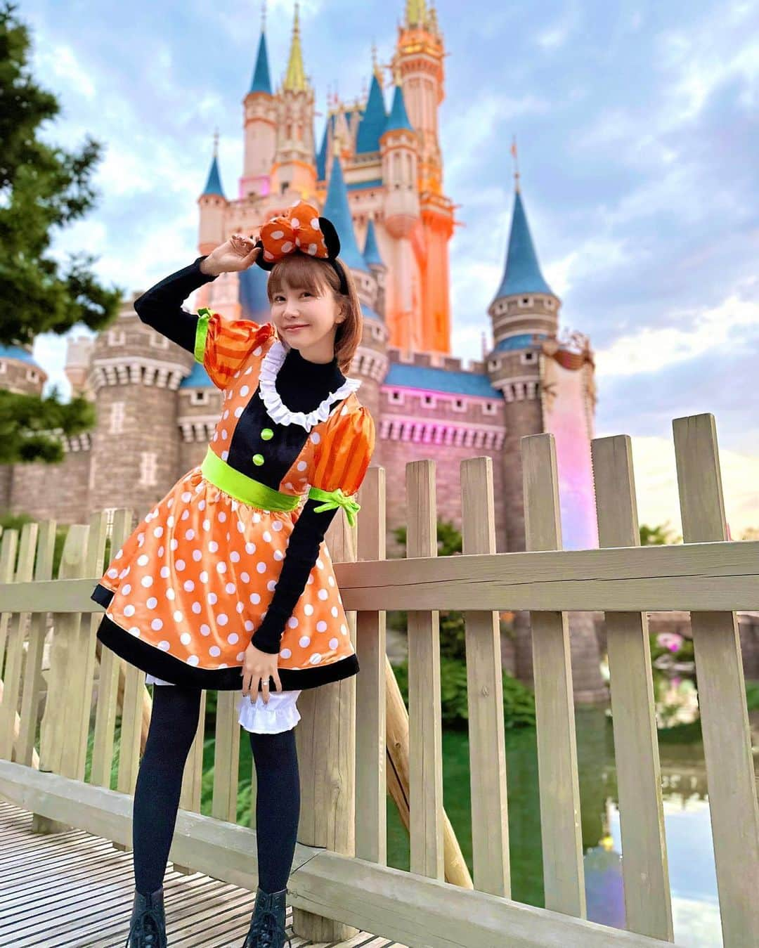 西脇彩華さんのインスタグラム写真 - (西脇彩華Instagram)「＊ Disney Halloween 2023🏰👻🎃✨💖  #happy #friend #minnie #minniemouse #twins #disneylandtokyo #disneyhalloween #bestie #ミニー #ミニーマウスコーデ #ディズニーランド #ディズニーハロウィーン #ディズニーハロウィーン2023  #仮装 #東京ディズニーランド #思い出 #パンプキンミニー #Dハロ」10月31日 23時26分 - chapon_930