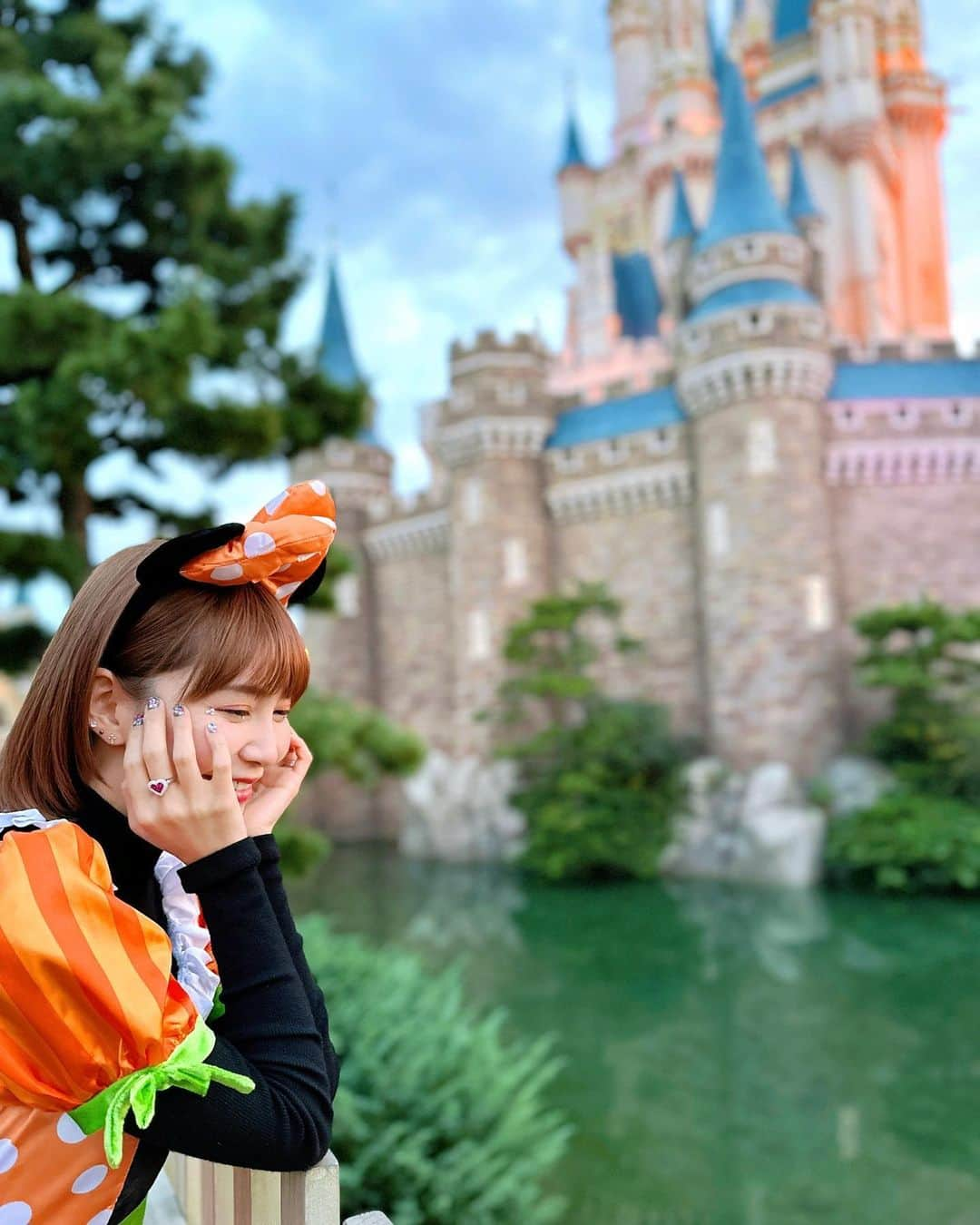 西脇彩華さんのインスタグラム写真 - (西脇彩華Instagram)「＊ Disney Halloween 2023🏰👻🎃✨💖  #happy #friend #minnie #minniemouse #twins #disneylandtokyo #disneyhalloween #bestie #ミニー #ミニーマウスコーデ #ディズニーランド #ディズニーハロウィーン #ディズニーハロウィーン2023  #仮装 #東京ディズニーランド #思い出 #パンプキンミニー #Dハロ」10月31日 23時26分 - chapon_930