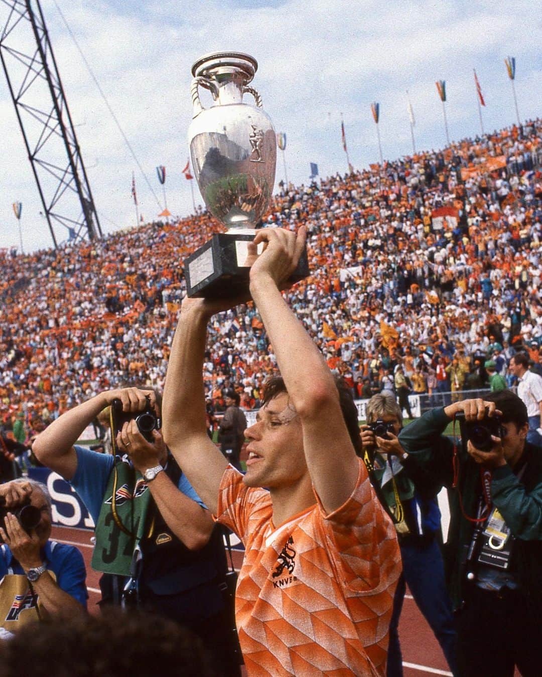 サッカー オランダ代表チームのインスタグラム：「Marco's birthday. 👑  What's your favorite @marcovanbasten memory❓  #NothingLikeOranje」