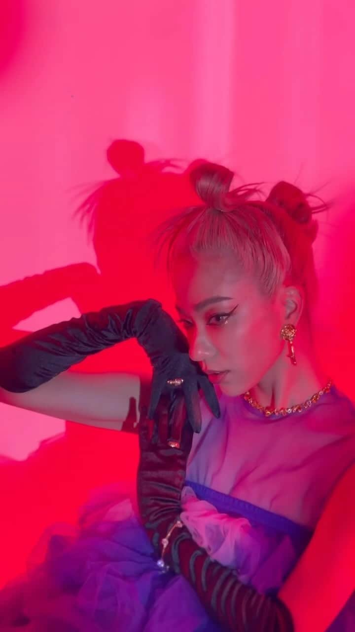 のインスタグラム：「@una_matcha 🆕🍆 BTS @supercupmatcha   hair&make up @kogure_tomohiro  wear @vivianostudio」