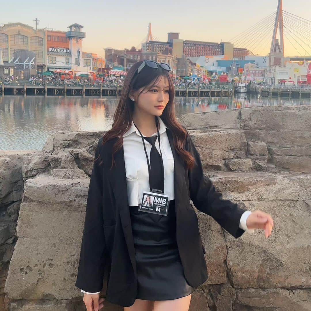 田仲埜愛のインスタグラム：「.  𝐇𝐚𝐩𝐩𝐲 𝐡𝐚𝐥𝐥𝐨𝐰𝐞𝐞𝐧 👻  𝐦𝐞𝐧 𝐢𝐧 𝐛𝐥𝐚𝐜𝐤 🕶️  #halloween  #usj #usjハロウィン  #meninblack #mib  #black  #cosplay  #07 #田仲埜愛」