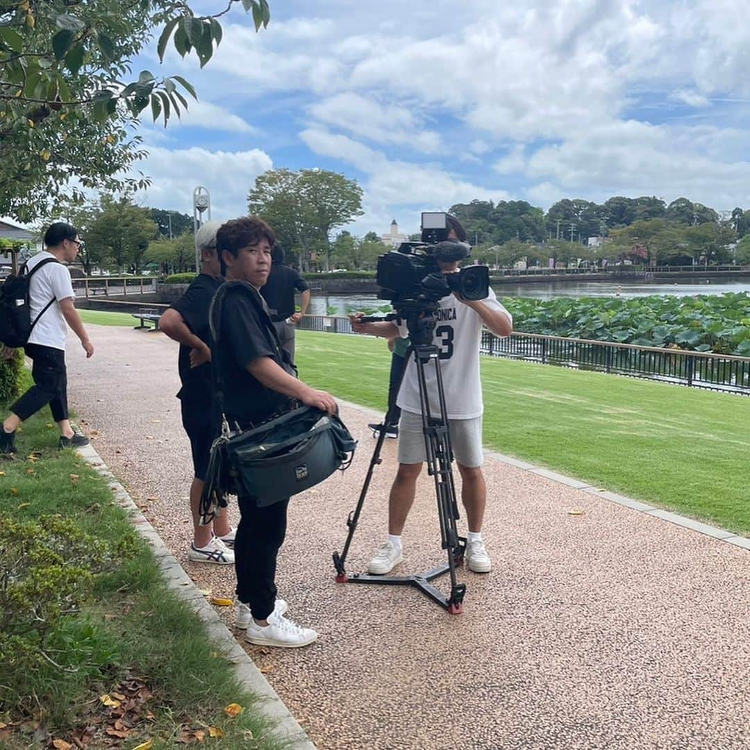 杉岡沙絵子さんのインスタグラム写真 - (杉岡沙絵子Instagram)「🚶 　 　 アプリ膝栗毛・Team膝栗毛のお疲れ様会でした🍻 　 アプリ膝栗毛の音声ガイドや 番組コーナー内のレポーターを務めさせていただき フリーになってから初の毎月のレギュラーとして お呼びいただいたお仕事で、 もちろん単発の仕事でも毎回どんな方と 一緒にお仕事できるかという楽しみもありますが 　 この撮影はテレビのコーナーをみんなで "作り上げていく"という面白さを再び感じられたり まだまだ知らなかった静岡の魅力を 再発見できたお仕事でした！！！ （あとはロケの合間のランチどこ行く？とかも めちゃくちゃ楽しみのひとつでした🤫笑） 　 　 もともとお声がけいただいたのが 次女がお腹にいるのがわかってすぐで まだ絶賛つわり中でお受けするか悩んだけど ロケ初日につわりが終わるという奇跡から始まり 産後初のお仕事も膝栗毛で とにかくこの、チーム膝栗毛のみなさんに 会えるのが楽しみで楽しみで 産後初の仕事は羽が生えたようにふわふわしていたのを すごく覚えています🤣 　 　 始まりがあれば終わりがあるのだけど寂しいよね！！！ でもなんかお仕事だけでなくこれからも ずっと繋がっていたいなという方々に 出会えたのはすごく嬉しい！！！ 　 またみなさんとお仕事できるよう 頑張っていきます🥹✨ 　 　 ってゆーのを書き止めていたかっただけの投稿です🤣 　 　 はっぴーはろうぃん！！！ 　 　 ・ ・」10月31日 23時30分 - saeko_sugioka