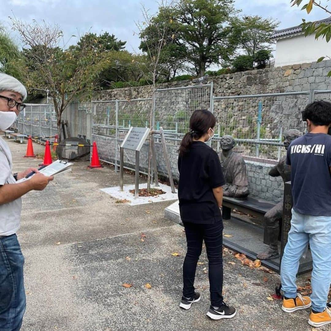 杉岡沙絵子さんのインスタグラム写真 - (杉岡沙絵子Instagram)「🚶 　 　 アプリ膝栗毛・Team膝栗毛のお疲れ様会でした🍻 　 アプリ膝栗毛の音声ガイドや 番組コーナー内のレポーターを務めさせていただき フリーになってから初の毎月のレギュラーとして お呼びいただいたお仕事で、 もちろん単発の仕事でも毎回どんな方と 一緒にお仕事できるかという楽しみもありますが 　 この撮影はテレビのコーナーをみんなで "作り上げていく"という面白さを再び感じられたり まだまだ知らなかった静岡の魅力を 再発見できたお仕事でした！！！ （あとはロケの合間のランチどこ行く？とかも めちゃくちゃ楽しみのひとつでした🤫笑） 　 　 もともとお声がけいただいたのが 次女がお腹にいるのがわかってすぐで まだ絶賛つわり中でお受けするか悩んだけど ロケ初日につわりが終わるという奇跡から始まり 産後初のお仕事も膝栗毛で とにかくこの、チーム膝栗毛のみなさんに 会えるのが楽しみで楽しみで 産後初の仕事は羽が生えたようにふわふわしていたのを すごく覚えています🤣 　 　 始まりがあれば終わりがあるのだけど寂しいよね！！！ でもなんかお仕事だけでなくこれからも ずっと繋がっていたいなという方々に 出会えたのはすごく嬉しい！！！ 　 またみなさんとお仕事できるよう 頑張っていきます🥹✨ 　 　 ってゆーのを書き止めていたかっただけの投稿です🤣 　 　 はっぴーはろうぃん！！！ 　 　 ・ ・」10月31日 23時30分 - saeko_sugioka