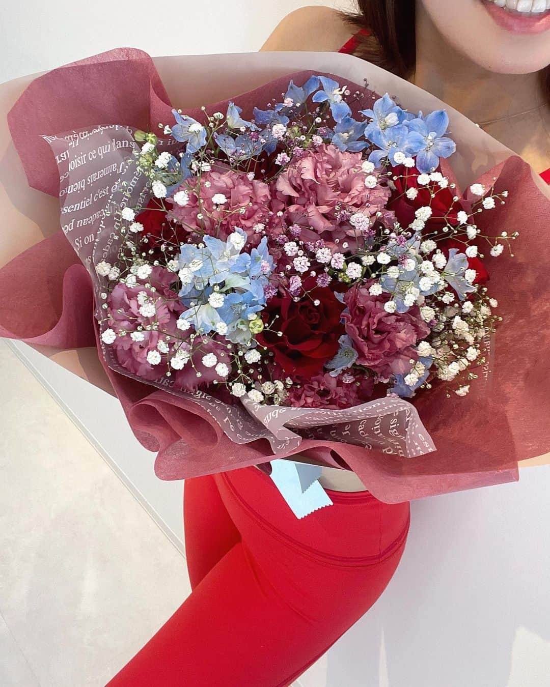 ほなみのインスタグラム：「私ごとですが本日一つ歳を重ね お誕生日を迎えることができました☺️  たくさんのLINE、メッセージ、DM 本当に本当にありがとうございます🥲♡  今年はなんだか全く実感なかったのですが やっぱりお誕生日って幸せだと 皆さんのおかげで、そう思いました☺️  心から、本当にしあわせ♡ 周りの方に感謝しか出てこない🌹  こんなに幸せな気持ちにさせてくれて 素敵な方に囲まれる世界に 私を産んでくれてありがとう お父さんお母さん☺︎🌏  これからも私らしく出会う大切な方々を 健康に、より良い人生に 導いていけるよう精進します✨  私の周りには素敵なお姉様達がたくさんいるので 歳を重ねる事にワクワクします☺️♡  おやすみなさい🌙 皆さんいつもありがとうございます♡ 11月も自分らしく生きようね🌱」