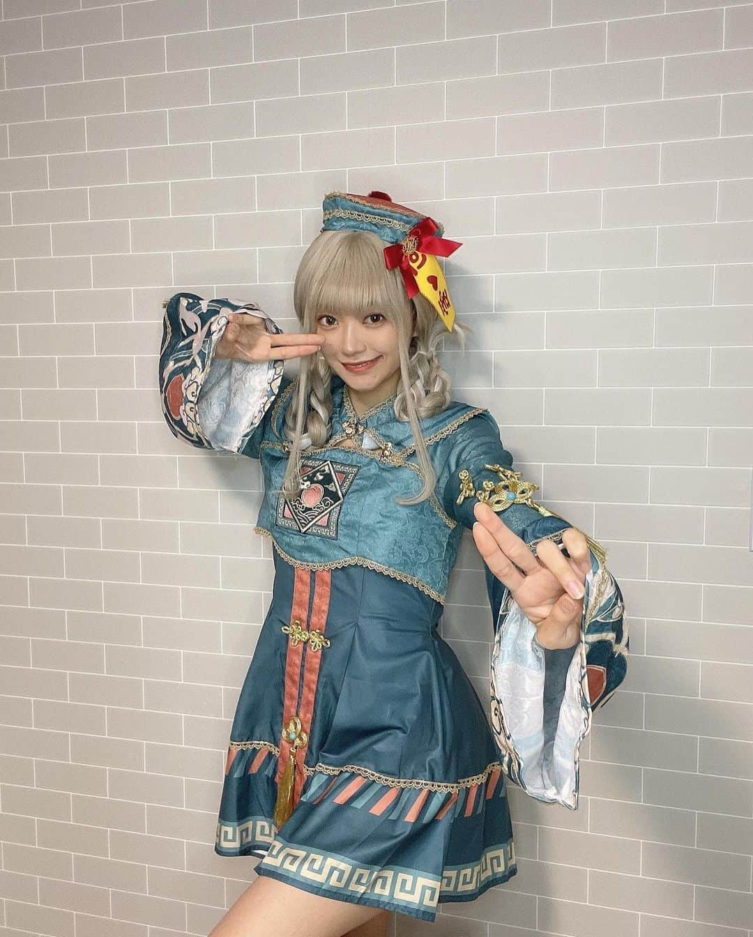 板倉可奈さんのインスタグラム写真 - (板倉可奈Instagram)「Happy  Halloween🎃  今年はキョンシーになってみました♡ そして初ハイトーンヘア！ (ウィッグです👻)  ハイトーン似合うかな?♡ いつか人生で一回くらい本当に染めてみたいなぁ🫶🏻  TikTok好評でとても嬉しいですT^T♡ いつも本当にありがとう。🙏🏻  夜分に投稿ごめんね おやすみ~  #halloween  #ハロウィンコスプレ  #キョンシー #kanacolor」10月31日 23時39分 - kn.sii.i