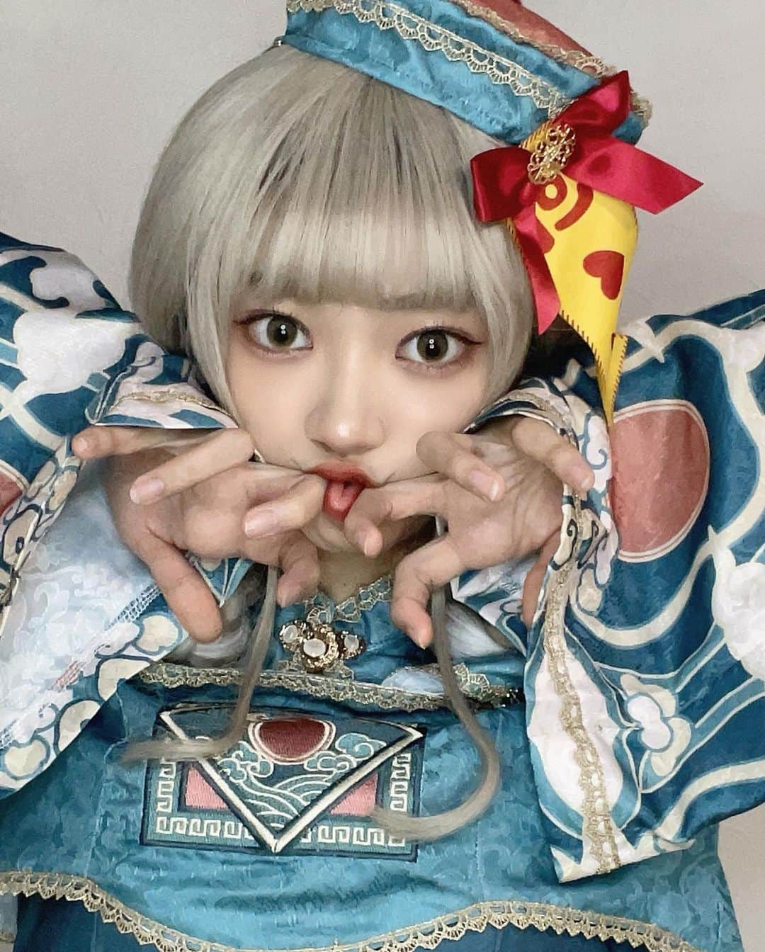 板倉可奈さんのインスタグラム写真 - (板倉可奈Instagram)「Happy  Halloween🎃  今年はキョンシーになってみました♡ そして初ハイトーンヘア！ (ウィッグです👻)  ハイトーン似合うかな?♡ いつか人生で一回くらい本当に染めてみたいなぁ🫶🏻  TikTok好評でとても嬉しいですT^T♡ いつも本当にありがとう。🙏🏻  夜分に投稿ごめんね おやすみ~  #halloween  #ハロウィンコスプレ  #キョンシー #kanacolor」10月31日 23時39分 - kn.sii.i