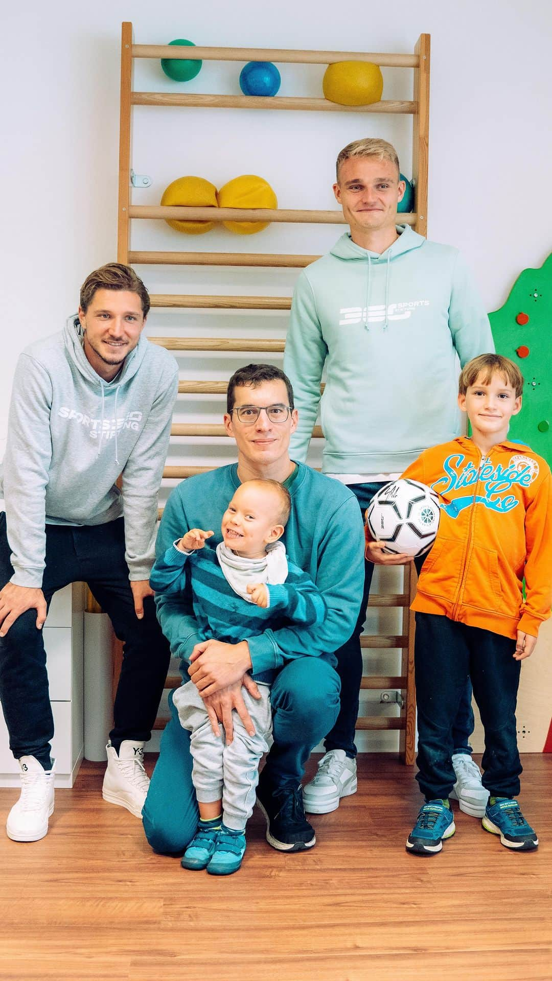 ニクラス・シュタルクのインスタグラム：「Amos Pieper und Niklas Stark von @werderbremen spenden spezielle Therapie und OP für den kleinen Jonas 🙏.   Während der Reha in der @tke_bremen gab es für den 4-jährigen Jonas und seine Familie einen spannenden Besuch. Die beiden Profifußballer konnten den süßen kleinen Kerl besuchen und mehr über die Therapie erfahren.  Jonas wurde in der 28 #SSW zu früh geboren und leidet unter einer schweren Cerebralparese und stark ausgeprägten Spastiken, kann nicht eigenständig laufen, essen, spielen. Kognitiv ist der kleine Junge sehr fit und ein aufgeschlossenes und lebensfrohes Kind.  Glücklicherweise gibt es die NART-Intensivtherapie und eine besondere OP Myofasciotomie, die ihm Entlastung und Weiterentwicklung ermöglichen. Leider wird die Therapie gar nicht und die OP, die in Spanien durchgeführt wird, nur zu einem Teil von den Krankenkassen übernommen. Diese zusätzlichen Kosten kann die Familie sich nicht leisten.   2 Wochen ist Jonas in der Rehaeinrichtung und erhält täglich 3 Zeitstunden der Intensivtherapie.   Die beiden Profi-Fußballer durften bei einer Therapieeinheit dabei sein und hatten viel Spaß mit dem kleinen Jonas und seinem 6-jährigen Bruder Olaf, der in den Ferien mit dabei ist.  Für alle ein tolles Erlebnis und wunderbar Jonas so lachen zu sehen 💚.  Wir sind sehr glücklich, dass wir mit der Sports360 Family die Reha und die OP für Jonas ermöglichen können.🙏  #Sports360Family #Sports360Stiftung #SpielfeldFürGroßeTräume」