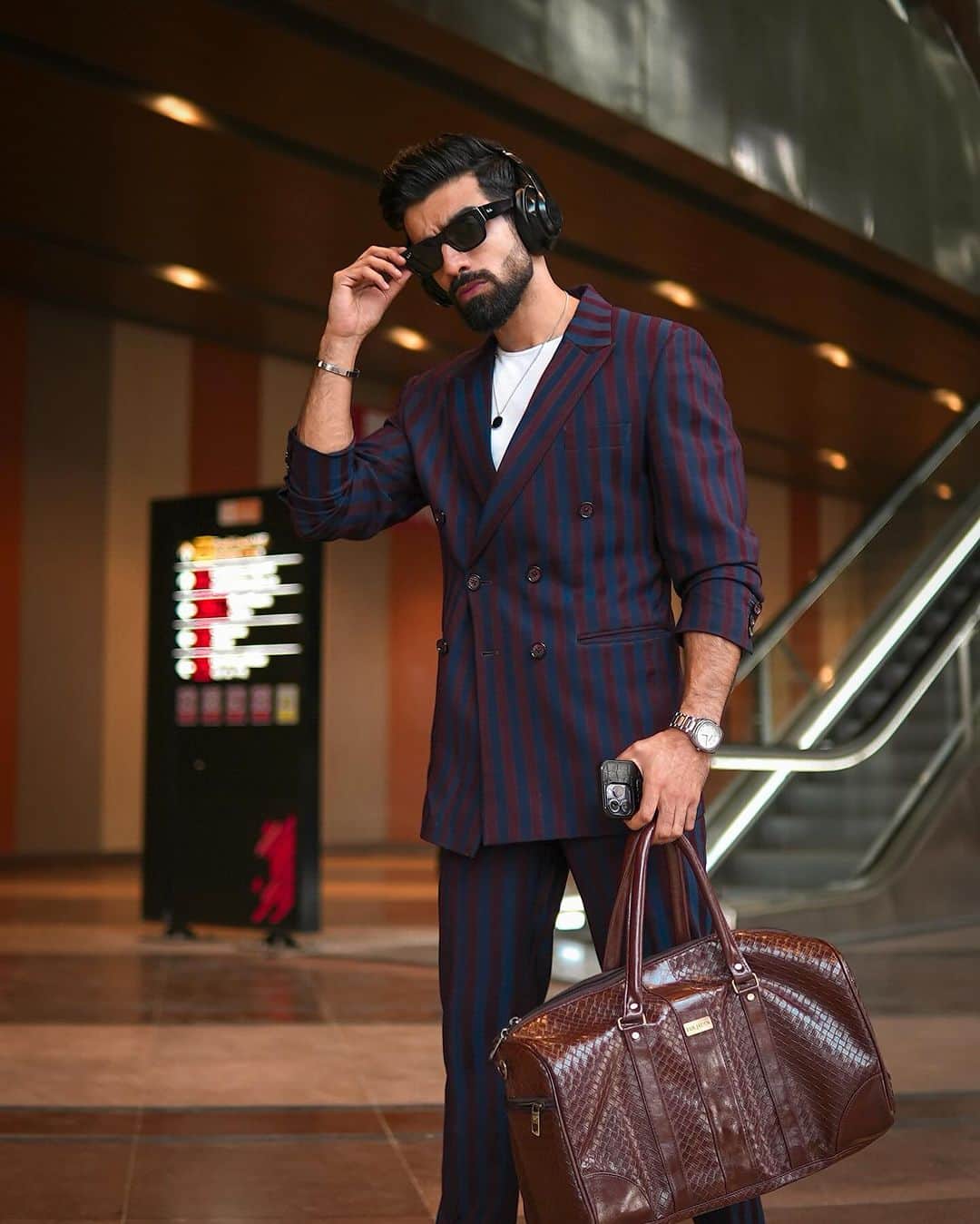 Karron S Dhinggraのインスタグラム：「Purple Stripes- When Classic 💼 Meets Grapes Vibe! 🍇 . . . #TheFormalEdit #Business」