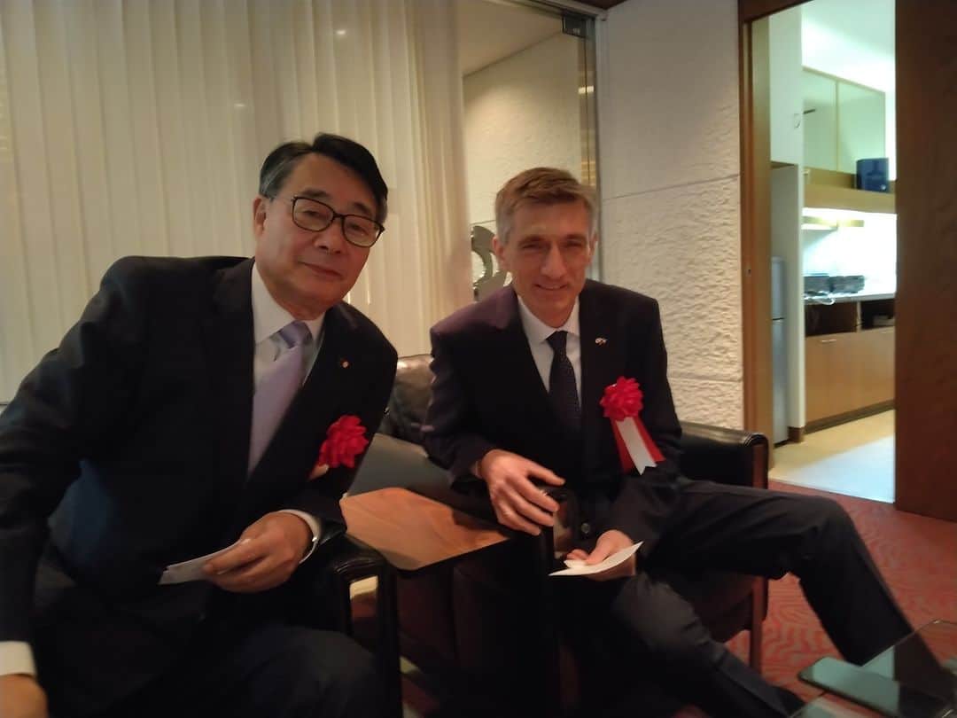 海江田万里さんのインスタグラム写真 - (海江田万里Instagram)「チェコ共和国独立１０５周年ナショナルデーレセプションに出席しました。 レセプションに合わせ、来日しているバテック副首相は、医師として日本に滞在したことがある親日家で、トムチョ大使に代わり、９月に着任したクルチャル大使と3人で両国の文化や産業について、話が弾みました。 写真は、クルチャル新大使との記念撮影です。」10月31日 23時33分 - kaiedabanri