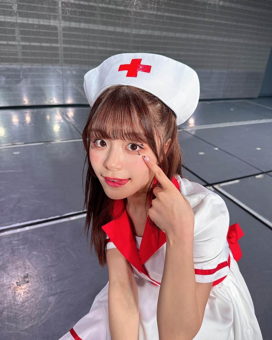 清司麗菜のインスタグラム：「ナースになりました💉🩸  ハロウィンメイクでさりげなく目にネコちゃんもいました🐈‍⬛  #happyhalloween#ナースコスプレ#ハロウィン仮装 #ハロウィンメイク」