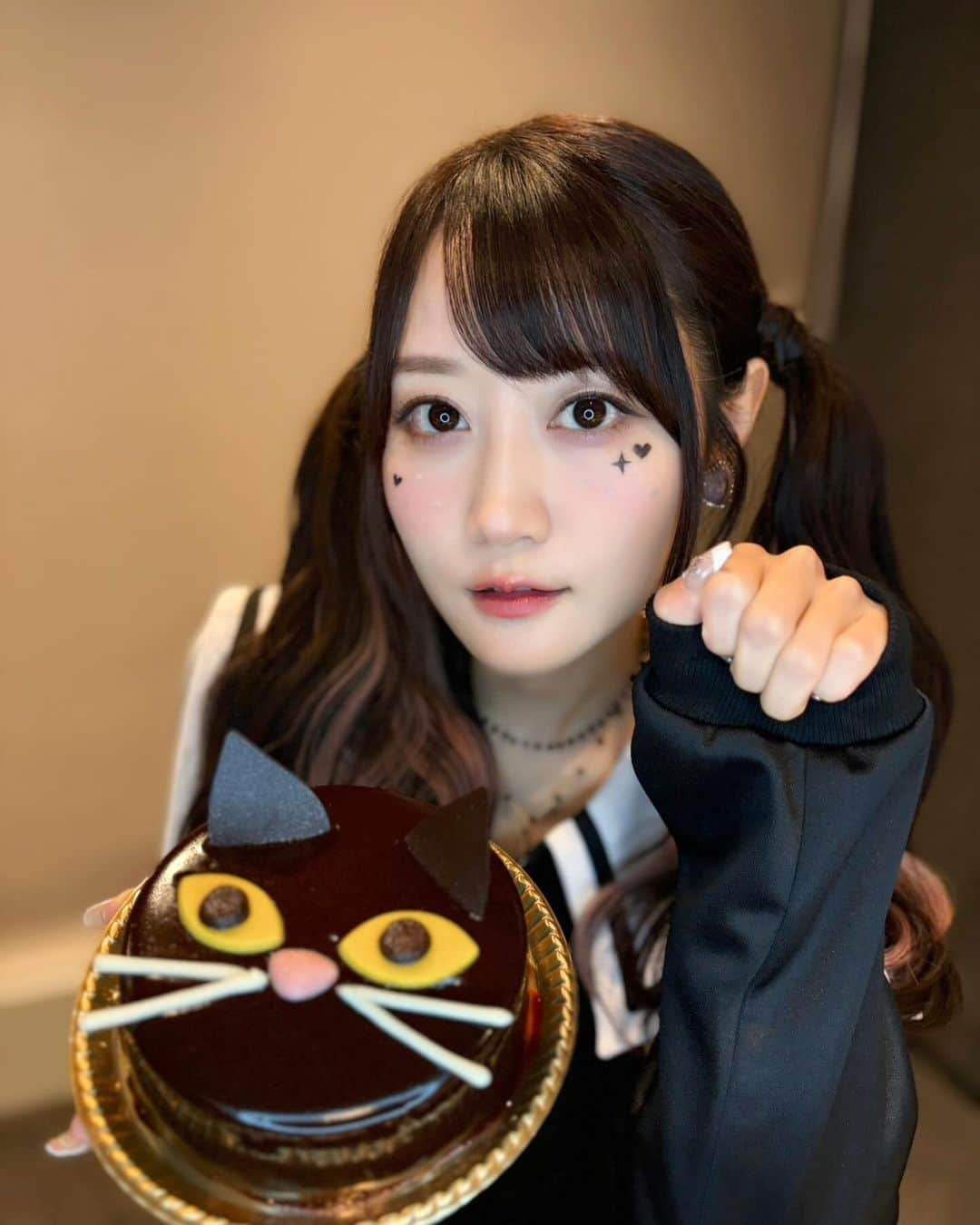 小倉唯さんのインスタグラム写真 - (小倉唯Instagram)「はっぴーはろにゃん🐈‍⬛？˚✧₊  かわいいケーキいただきました(*´꒳`*)❤︎  みんなは何して過ごしましたか〜？？🎃 ハロウィン特番のアーカイブもあるのでぜひ☺️🙌✨  https://www.youtube.com/live/VWk4cQyeXbQ?si=pvJYr7Y4Wct2en88」10月31日 23時35分 - yui_ogura_official