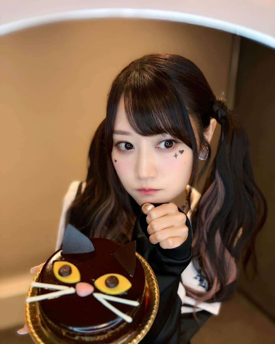 小倉唯のインスタグラム：「はっぴーはろにゃん🐈‍⬛？˚✧₊  かわいいケーキいただきました(*´꒳`*)❤︎  みんなは何して過ごしましたか〜？？🎃 ハロウィン特番のアーカイブもあるのでぜひ☺️🙌✨  https://www.youtube.com/live/VWk4cQyeXbQ?si=pvJYr7Y4Wct2en88」