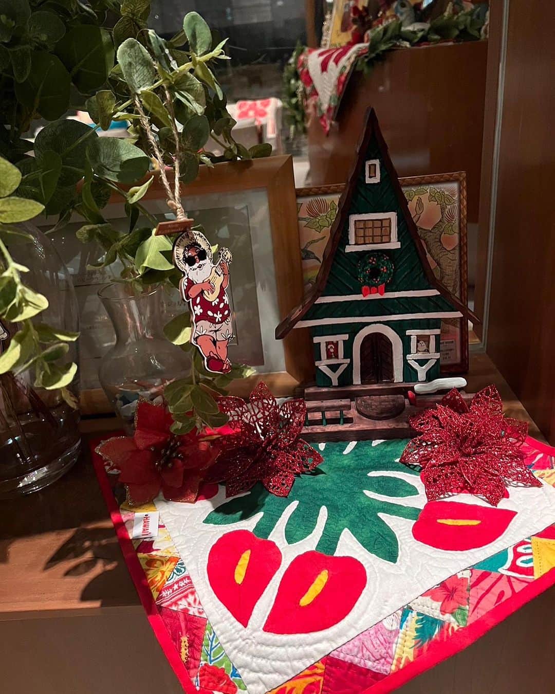 キャシー中島さんのインスタグラム写真 - (キャシー中島Instagram)「* ハッピーハロウィン🎃👻 どんなハロウィンをお過ごしですか？ 我が家のマーゴたちはパパとママと家で小さなパーティーをしたようです。  私は三茶で2クラスのレッスンをして、  夜はプリンスパークタワーホテルのラウンジをクリスマスにしてきました。  お客様がお帰りになった後、 ハロウィンカラーの東京タワーを見ながら🗼 ハワイアンクリスマスのディスプレイです🎄  クリスマスキルトをたくさん飾り、 趣味で集めたクリスマスの色々なグッズを飾っていると、  楽しくて時間を忘れてしまいます。  こんなにたくさんクリスマスキルトを作っていたんだぁとちょっとビックリ❗️  ハワイのクリスマスを感じる飾り付けになったと思います。  メネフネおじさんもサンタクロースに変身🎅  少し早いクリスマスを楽しみにいらっしゃいませんか？  時間がゆっくり流れる暖かいハワイアンラウンジです。  明日は御殿場に行きます❤️」10月31日 23時40分 - official_kathynakajima