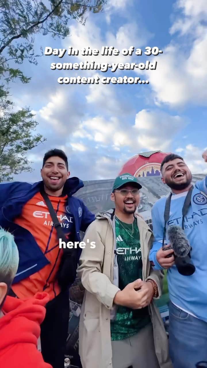 ニューヨーク・シティFCのインスタグラム：「Drop a 🌐🌐🌐 in the comments if you’re excited about @nycfc coming to Queens 🙏🏼  Yo, I’m a fair-weather soccer/fútbol fan. I tune in when South Korea 🇰🇷 is in the World Cup, rewatch classic La Liga highlights, and cheer for EPL teams depending on my mood. This is mainly because I don’t have an emotional or physical connection to the celebrated clubs. However, when I heard about the proposed @nycfc stadium opening in Queens by 2027, just a stone’s throw away from Flushing and Citi Field, I was genuinely excited and intrigued to learn more about the club and, more importantly, about @lostemplados12, a barra (or ultra if you’re European) that has been supporting the New York City team since 2015.  Los Templados, comprised of members from 🇨🇴🇪🇨🇲🇽🇸🇻🇬🇹🇵🇷 and beyond, felt like the embodiment of Queens. It was like taking a stroll down Junction Boulevard during my adolescent years growing up in the area—diverse, vocal, and passionate.   New York City is a transit city, constantly evolving with new groups of immigrants. As more South and Central American settlers establish homes and foundations in NYC, their cheering culture becomes part of NYCFC, and I’m now thrilled to be a part of it, too.   Looking forward to the 2024 season. Peace and blessings to Los Templados for the immense hospitality. 🤜🏼🤛🏼  📹: @keepitseung」