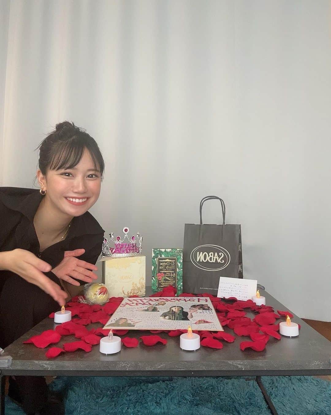 大原実咲季さんのインスタグラム写真 - (大原実咲季Instagram)「28日は誕生日でした…♡ たくさんのおめでとうメッセージありがとうございます。  サロンのみんなからのサプライズも幸せでした！ 出勤したらこんなに可愛いく飾られていて…🌹  ほんっっとに嬉しかった…😭🫶  いつも皆さんありがとうございます❤︎❤︎」10月31日 23時36分 - omichasu
