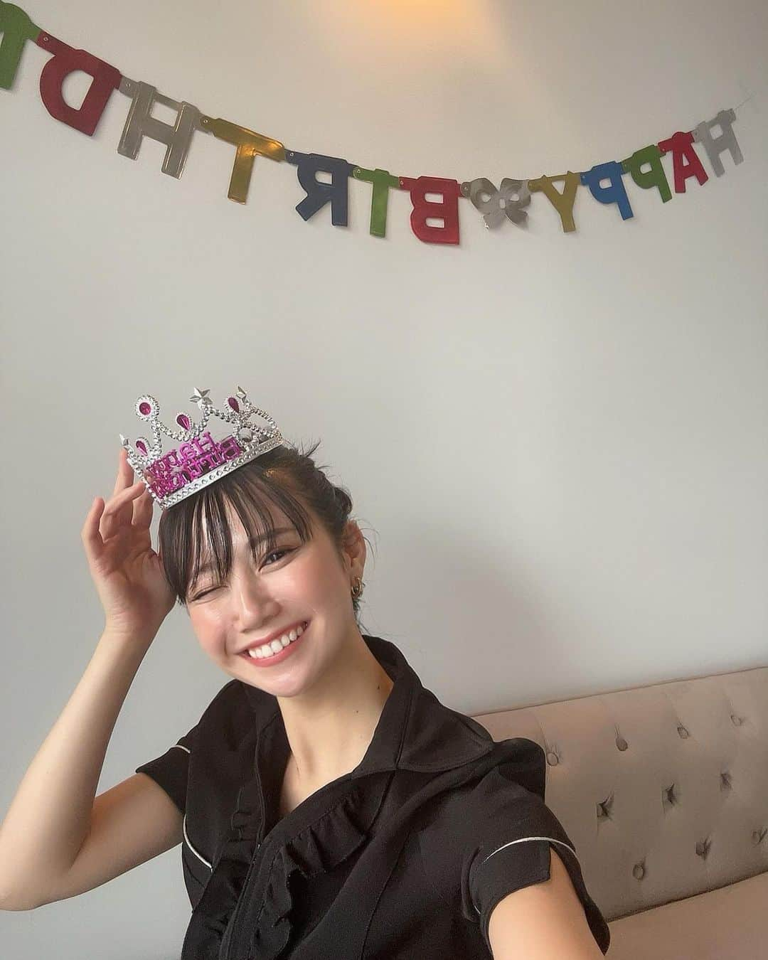 大原実咲季のインスタグラム：「28日は誕生日でした…♡ たくさんのおめでとうメッセージありがとうございます。  サロンのみんなからのサプライズも幸せでした！ 出勤したらこんなに可愛いく飾られていて…🌹  ほんっっとに嬉しかった…😭🫶  いつも皆さんありがとうございます❤︎❤︎」