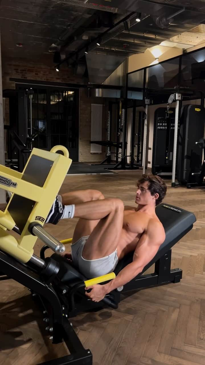 ピエトロ・ボセリのインスタグラム：「Leg Press  Overview: A compound leg exercise performed on a leg press machine.  How-To:  - Sit on the leg press machine with your feet shoulder-width apart on the platform. - Release the safety bars and bend your knees to lower the weight. - Push through the heels to extend the knees and return to the starting position.  Tips:  - Ensure your lower back remains pressed against the seat. - Avoid locking the knees at the top of the movement.  Did You Know? The leg press allows for heavy weight lifting with less strain on the lower back compared to squats.」