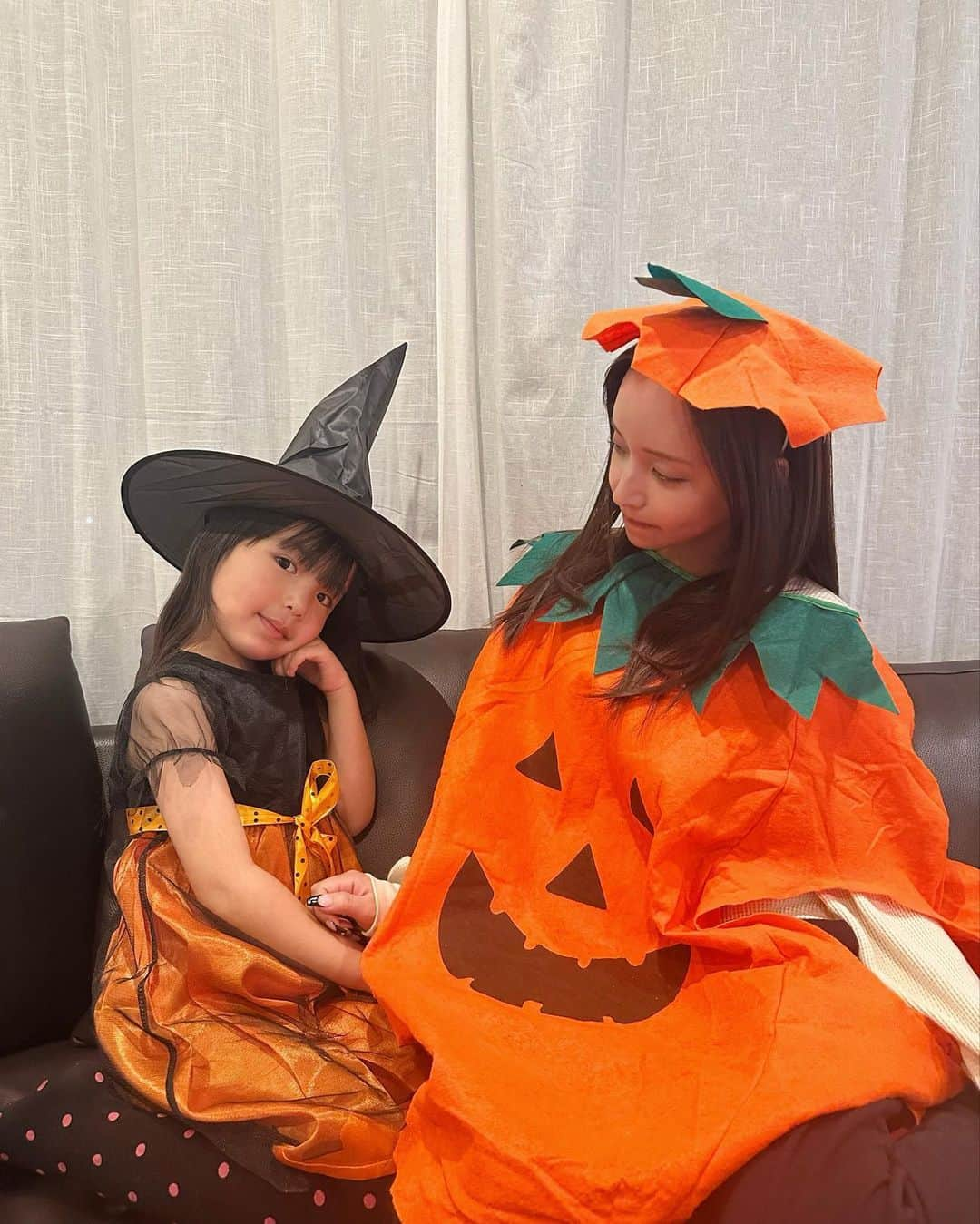 平尾優美花（ゆみちぃ）さんのインスタグラム写真 - (平尾優美花（ゆみちぃ）Instagram)「🎃Happy Halloween🎃  今年は母が福岡から来てくれているので、親友も呼んでみんなでワイワイパーティしました🍴 みんなで仮装して、ご飯とお菓子たべて、最近ハマってるお酒飲んで楽しかったなぁ👻🍷  ハロウィンごはんのメニューは、 ・カレー ・かぼちゃのポタージュ ・餃子の皮ピザ ・ミイラウインナー ・ポテサラ  でした🍬 みんなはどんなハロウィンになりましたか？🥰  #ハロウィンごはん#halloweenfood」10月31日 23時38分 - hirao_yumika