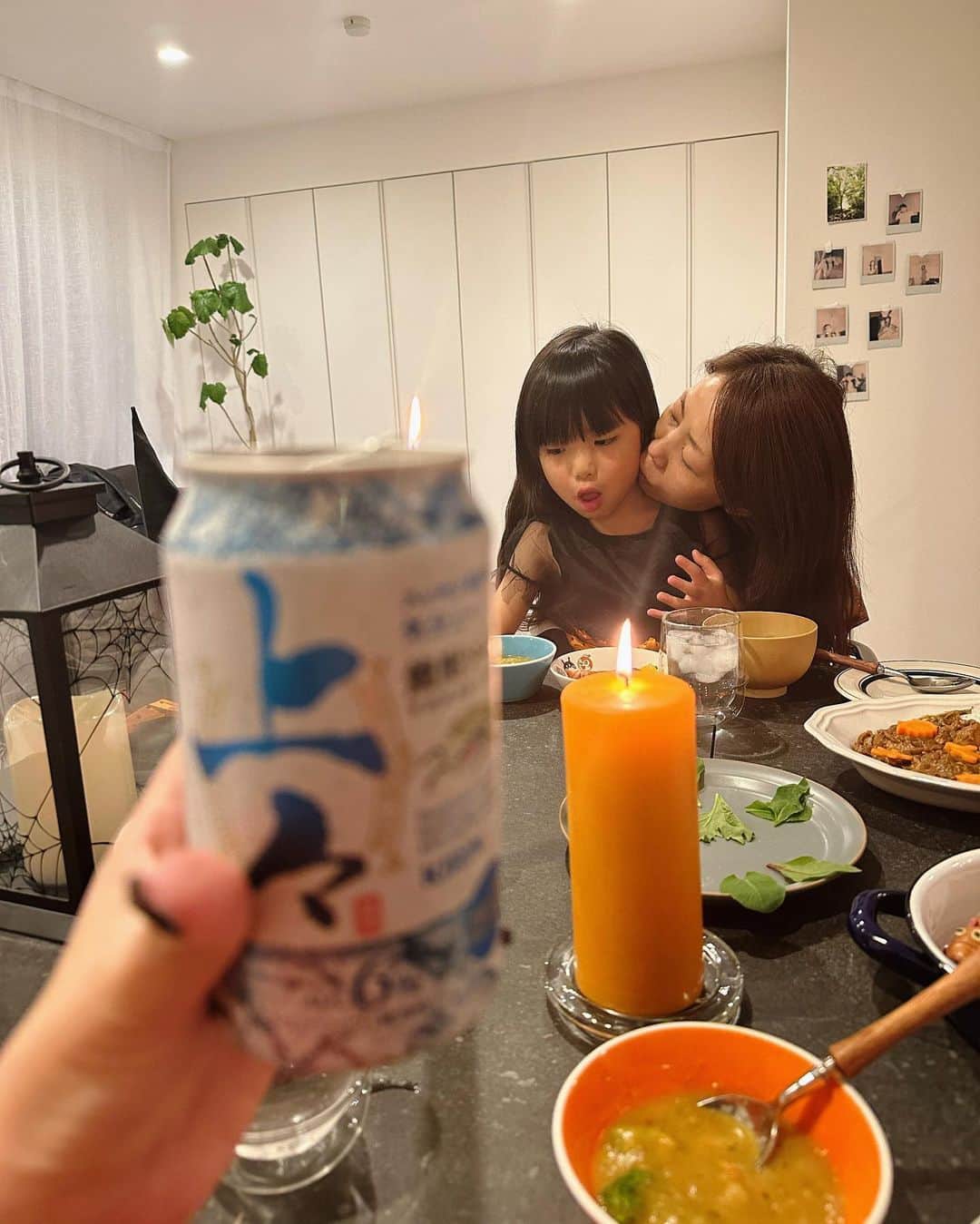 平尾優美花（ゆみちぃ）さんのインスタグラム写真 - (平尾優美花（ゆみちぃ）Instagram)「🎃Happy Halloween🎃  今年は母が福岡から来てくれているので、親友も呼んでみんなでワイワイパーティしました🍴 みんなで仮装して、ご飯とお菓子たべて、最近ハマってるお酒飲んで楽しかったなぁ👻🍷  ハロウィンごはんのメニューは、 ・カレー ・かぼちゃのポタージュ ・餃子の皮ピザ ・ミイラウインナー ・ポテサラ  でした🍬 みんなはどんなハロウィンになりましたか？🥰  #ハロウィンごはん#halloweenfood」10月31日 23時38分 - hirao_yumika