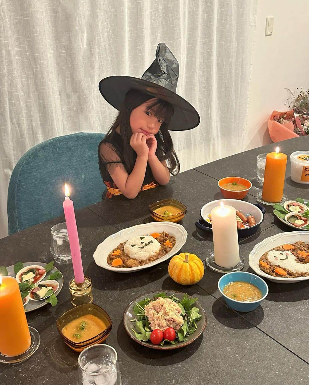 平尾優美花（ゆみちぃ）のインスタグラム：「🎃Happy Halloween🎃  今年は母が福岡から来てくれているので、親友も呼んでみんなでワイワイパーティしました🍴 みんなで仮装して、ご飯とお菓子たべて、最近ハマってるお酒飲んで楽しかったなぁ👻🍷  ハロウィンごはんのメニューは、 ・カレー ・かぼちゃのポタージュ ・餃子の皮ピザ ・ミイラウインナー ・ポテサラ  でした🍬 みんなはどんなハロウィンになりましたか？🥰  #ハロウィンごはん#halloweenfood」