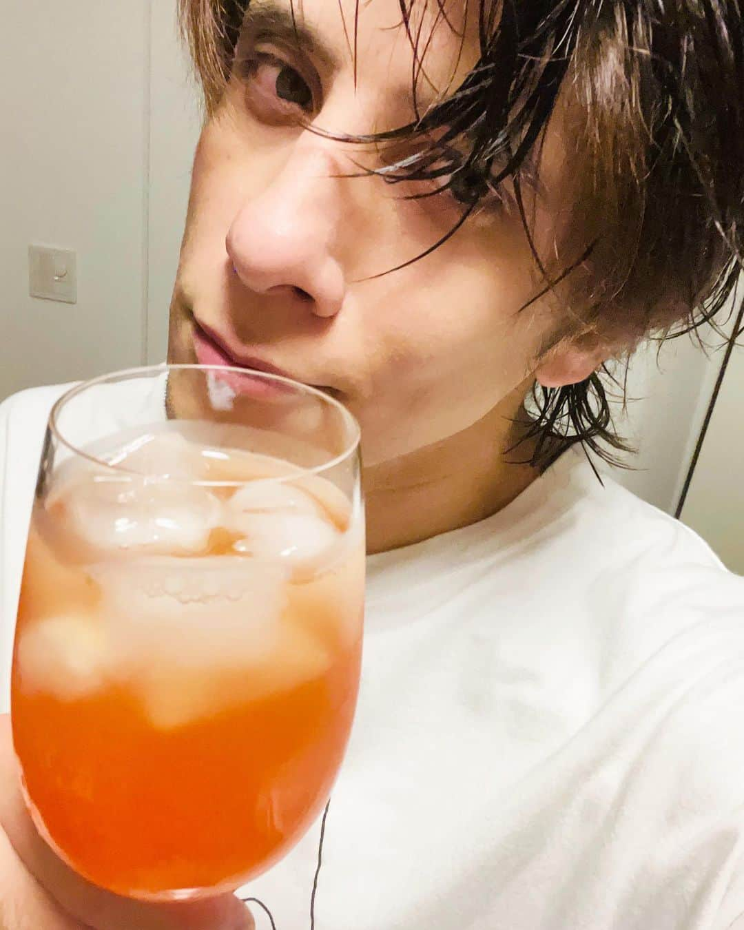 城田純のインスタグラム：「すっかりハマってお風呂上がりに毎日飲んでます🥂  「魔法のTANSA」  今話題の、短鎖脂肪酸（乳酸菌生産物質）を効率的に摂取できるドリンクです  めちゃくちゃ美味しくて 最強の腸活になるなんて 最高すぎるです✌️✨  “短鎖脂肪酸”とは、キレイや健康の維持に役立つ働きがあり、脂肪の蓄積を抑制し、基礎代謝を向上させる、悪玉菌の活動を抑える、免疫力を高める、健やかな肌を維持するなど、多岐にわたります。  @sukoyaka.health_beauty 　 #魔法のtansa #腸活 #美容 #健康」