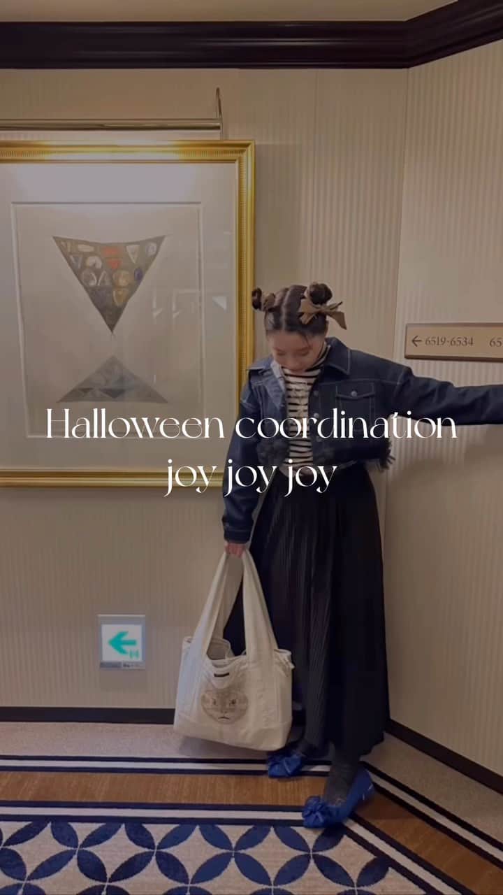 林田沙綾のインスタグラム：「Halloween coordination🎃 気持ちだけヘアメイクで ハロウィン気分を 味わいました🎡🎃🎡 メリーゴーランドみると 中間発表のことしか 浮かばなくなった🎠笑  jacket：miss me by chaling Knit：UNIQLO スカート：miss me by chaling  #ハロウィン　#Halloween #コーデリール」